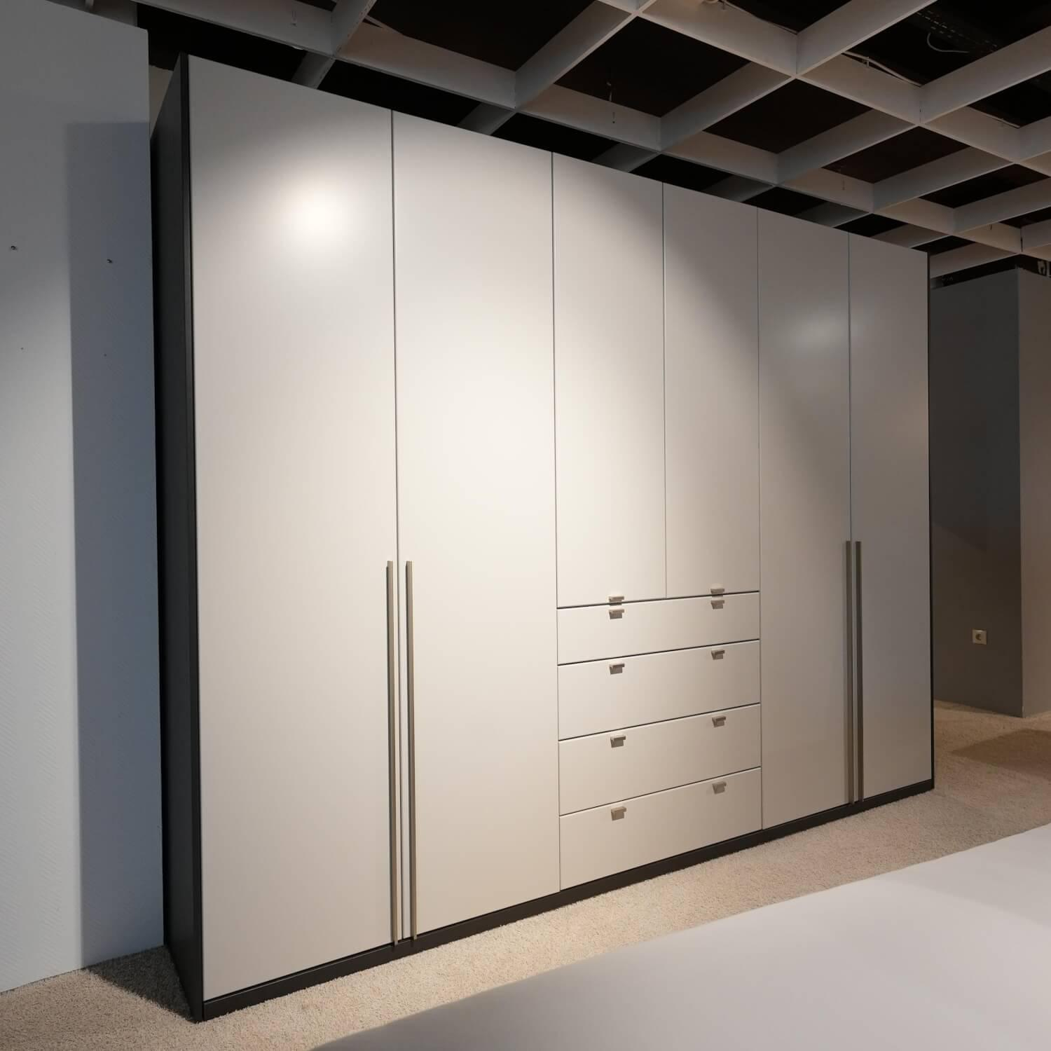 Rietberger Möbelwerke - Kleiderschrank Valea S71 Lack R5 Brilliantgrau Griffe Eiche Graphit - 4