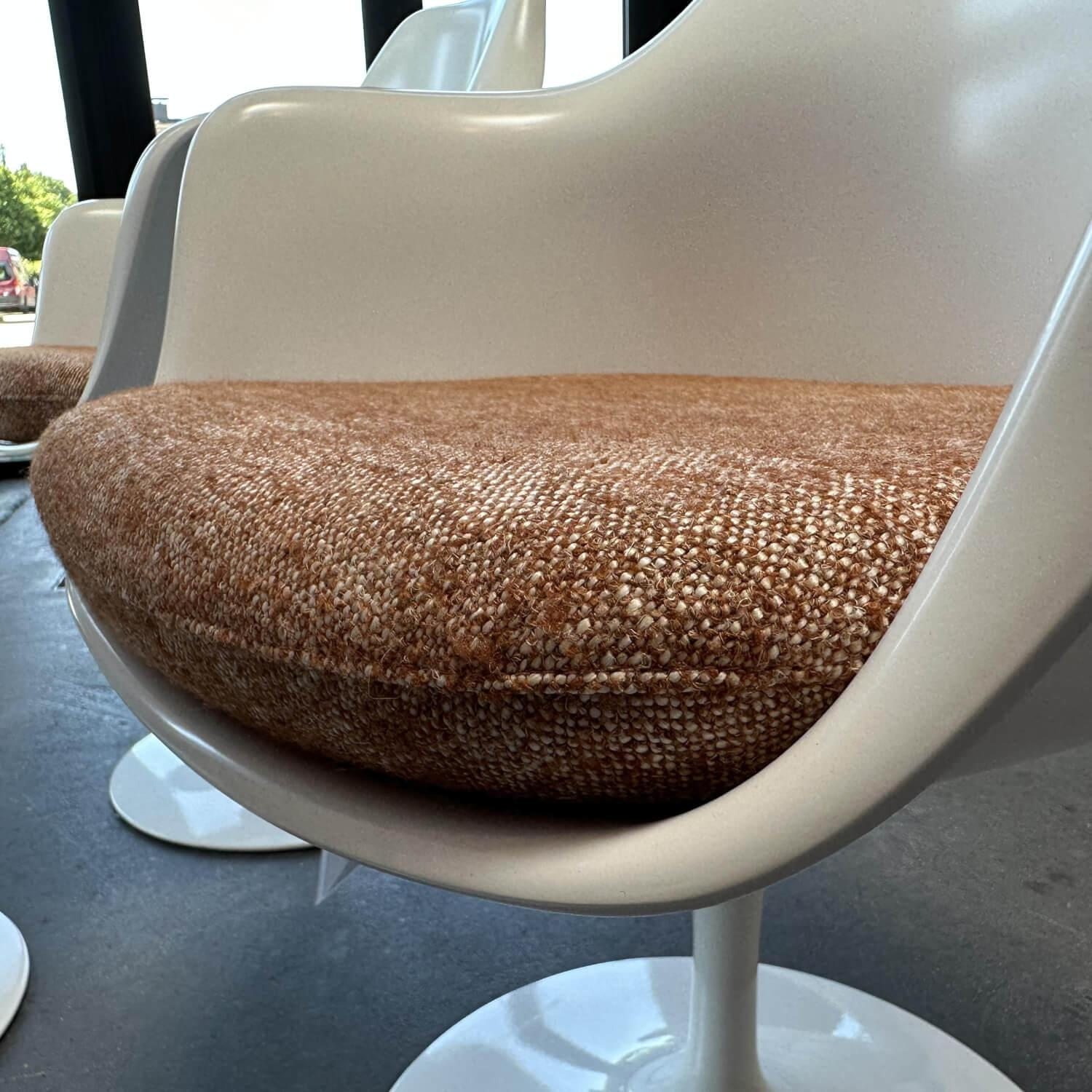 Knoll International - 4er-Set Stuhl Tulip Saarinen Weiss Terracotta mit und ohne Armlehnen - 3