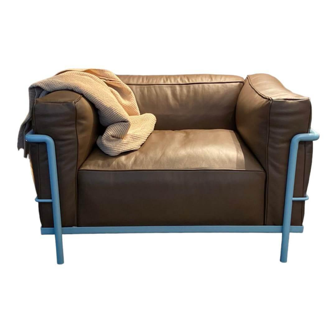Cassina - Sessel LC3 Bezug Leder Costogno x Braun Gestell Stahl Hellblau Matt Lackiert - 1
