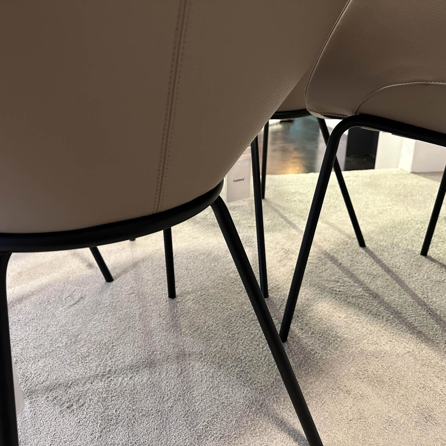 Walter Knoll - 4er-Set Armlehnstuhl Sheru Leder Rodeo Soft 1417 Pebble Beige Gestell Metall Matt Schwarz Mit Filzgleitern - 4