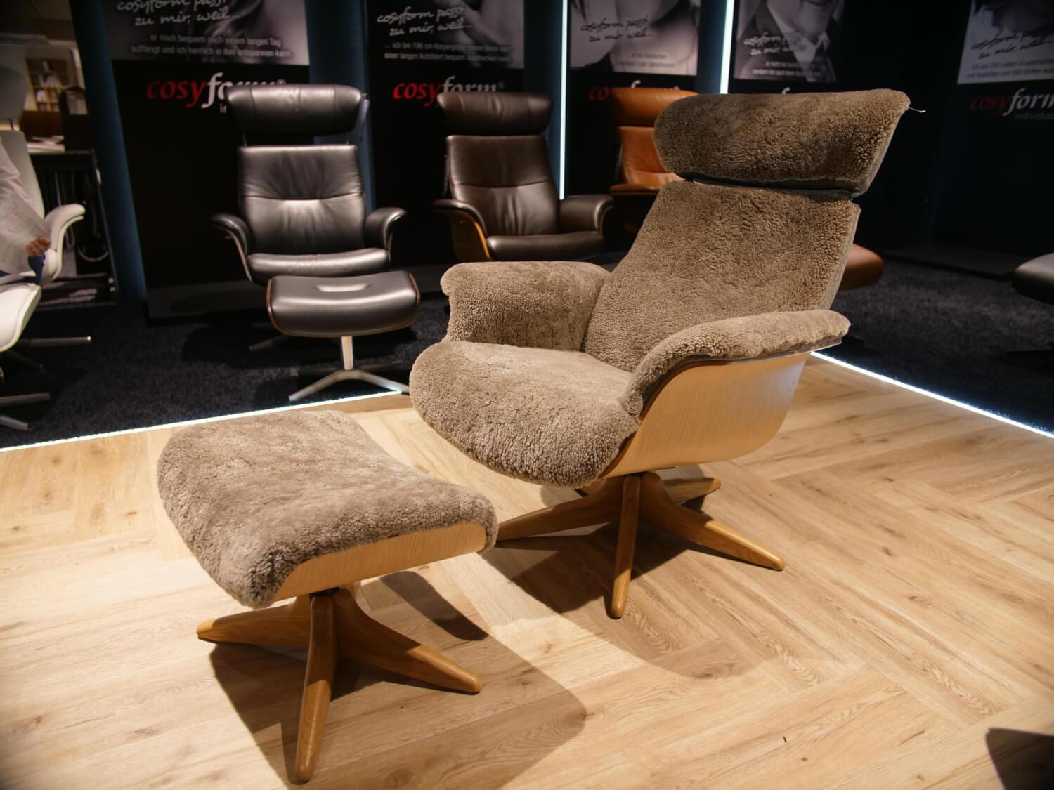 Conform - Drehsessel Mit Hocker Timeout R Schaffell Sahara Braun Stoff Arts Fossil Grau-Braun Sitzschale Eiche Lackiert Rücken Standard Mit  Rücken- Und Kopfverstellfunktion - 2