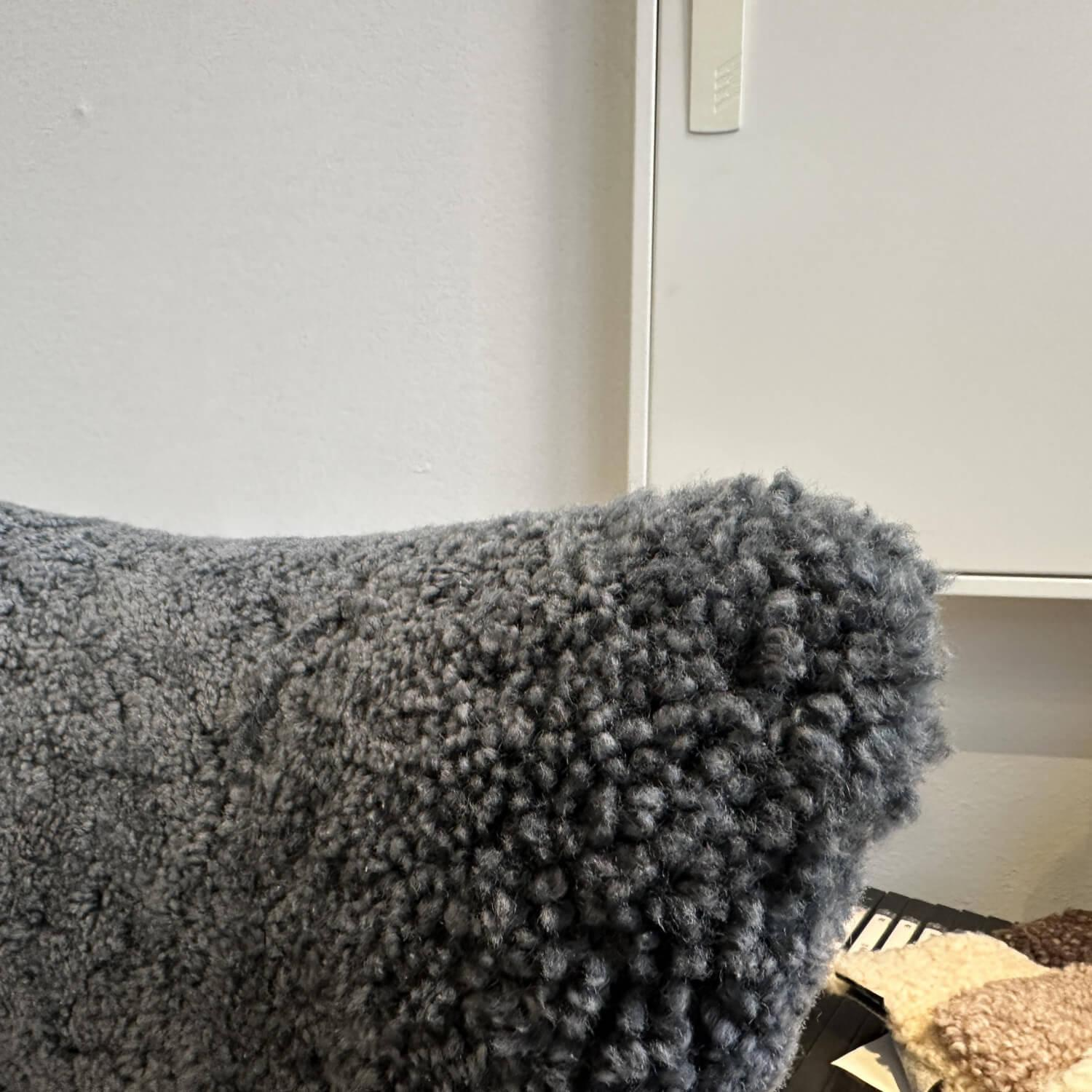 Conform - Sessel Air Schaffell D Charcoal Grau Schale Walnuss Lackiert Fuß Aluminium Inklusive Hocker - 6