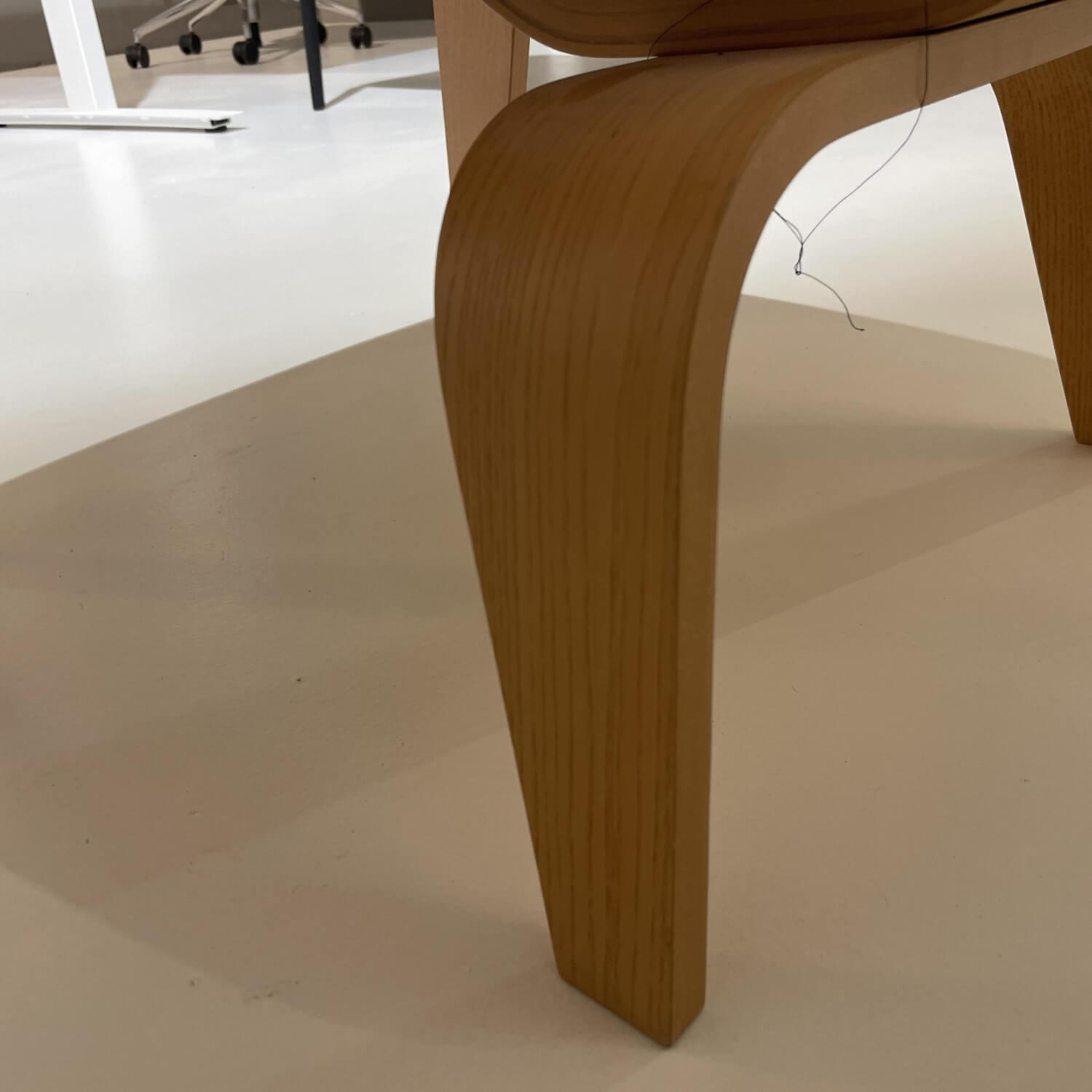 Stuhl Plywood Group LCW Chair Holzuntergestell Esche Natur Sitzschalenfarbe Fell Braun Weiß