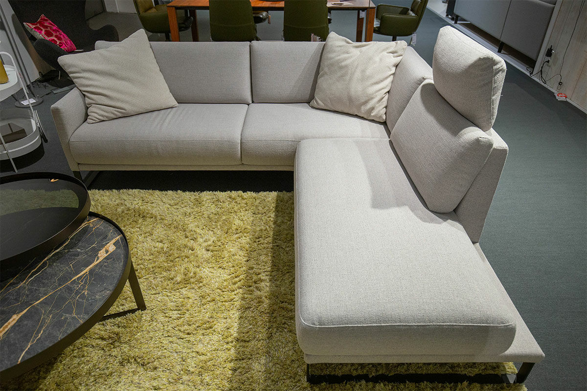 Rolf Benz - Ecksofa Cara Stoff 17.303 Silbergrau Gestell Verkehrsschwarz mit 3 Kissen - 6