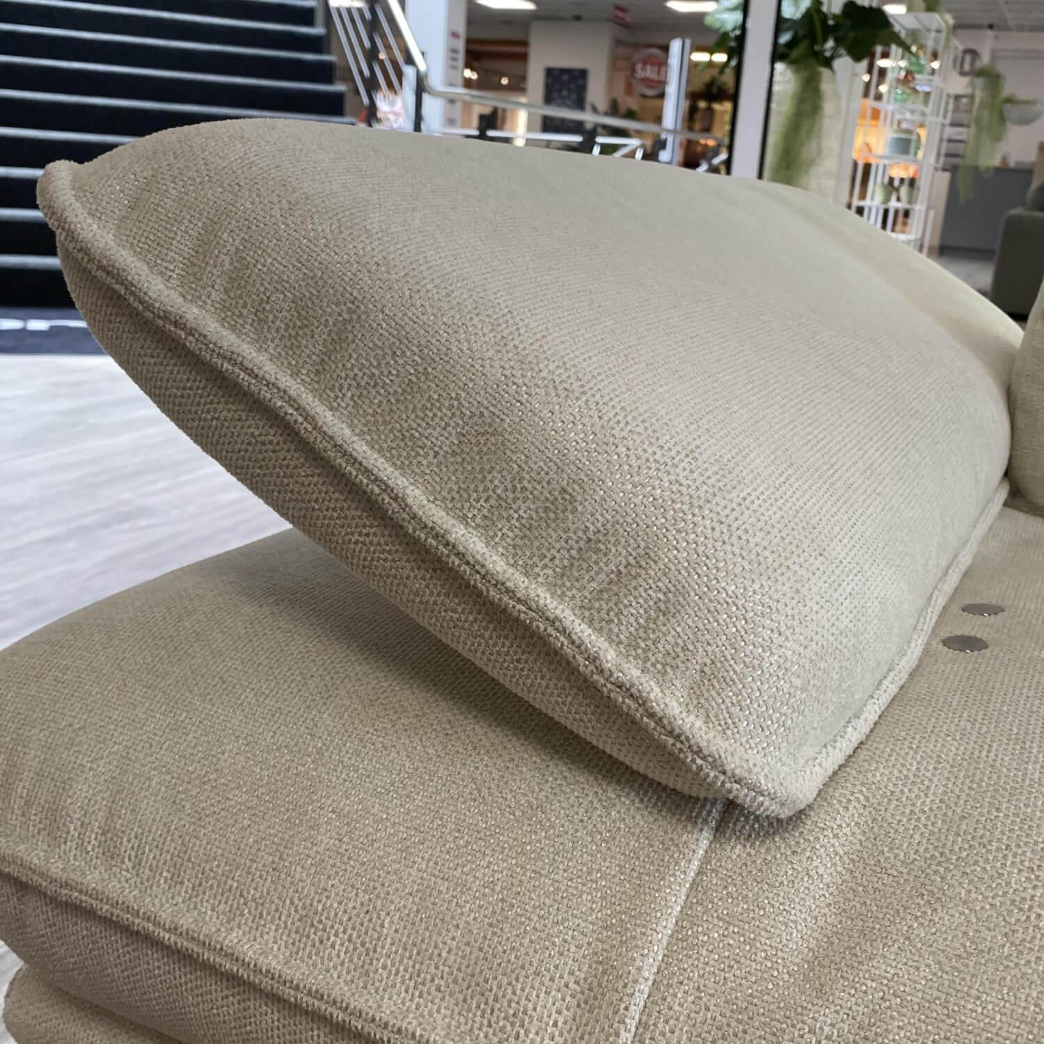 Hukla - Ecksofa Henner Stoff Cyber Cyber Natur Grau Beige Creme Gestell Und Füße Edelstahl Lackiert Schwarz Mit Elektrischer Fußablage Inklusive Hocker Und 4 Kissen - 11