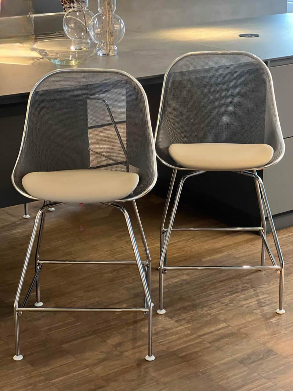 B&B Italia - 2er Set Barhocker Luta Sitz Leder Grau Beige Rücken Netz Stahl Gepresst Grau Lackiert Gestell Stahl Glanzverchromt - 4
