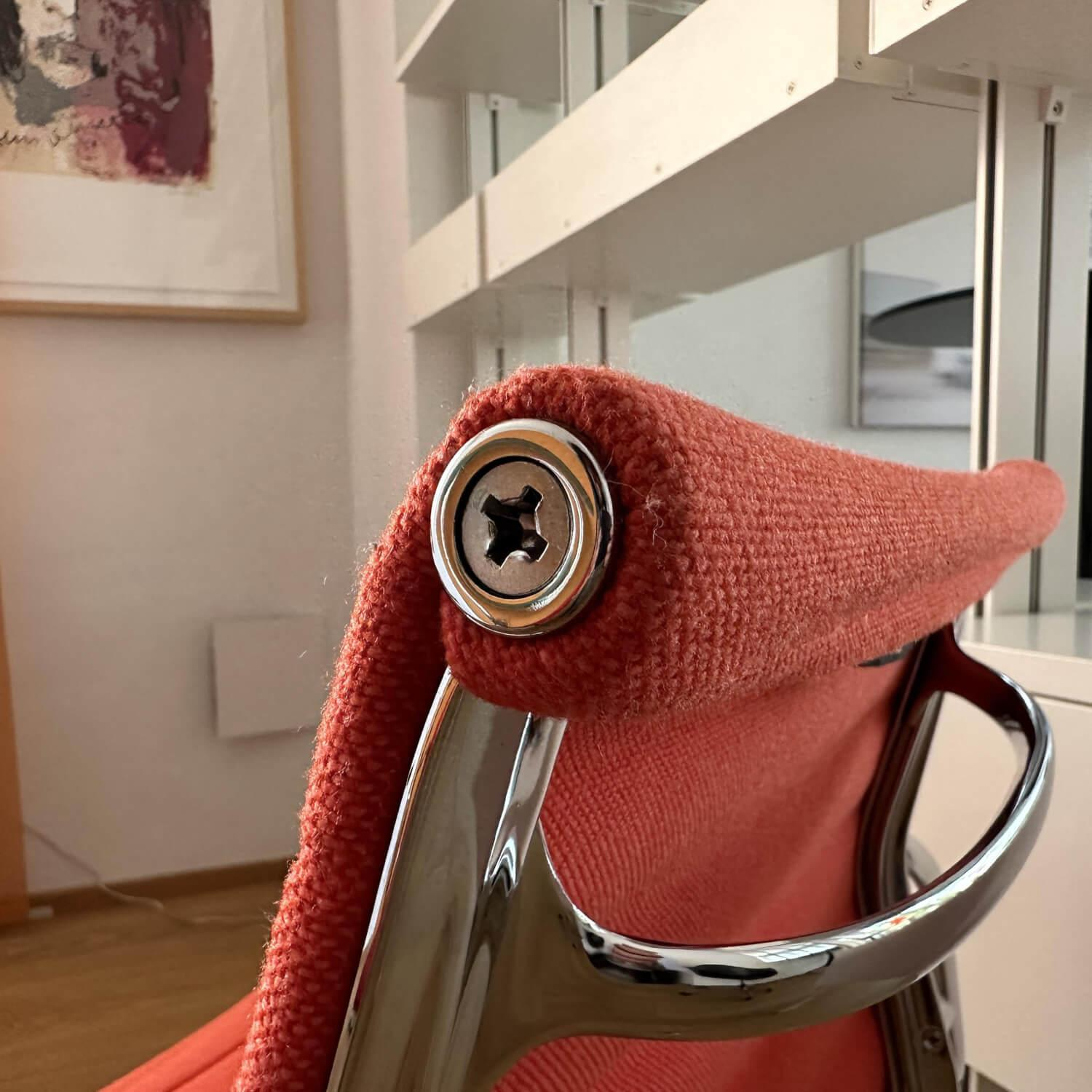 Vitra - Alu Chair EA 104 Mit Armlehnen Bezug Hopsak In Koralle Poppyred 65 Drehgestell Verchromt - 4