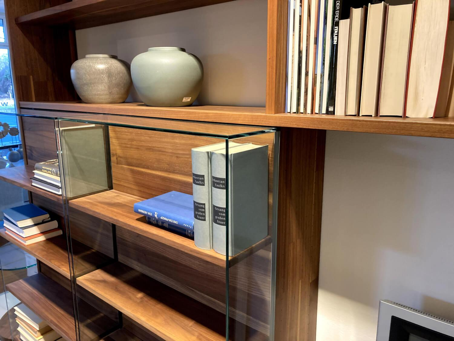 Team 7 - Schieberegal Cubus Holz Naturöl Nussbaum Schiebetür Klarglas - 4