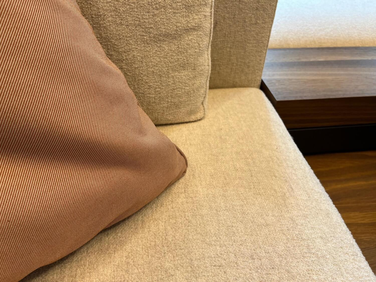 Molteni & C - Sofa Marteen Stoff KG 611 Bi Carta Beige Gestell Metall Zinnfarbig Mit Schubladen Modul Thermoeiche Und Dekokissen - 9