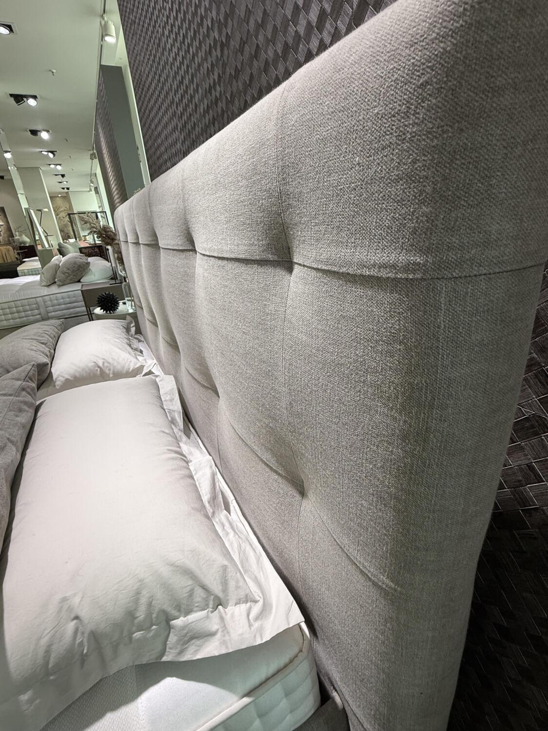 Schramm - Boxspringbett Gala 28 Stoff Clara 820 Stone Grau Kopfteil Quadro K314 120 Füße Holz 71L Eiche Wengefarben Gebeizt - 2