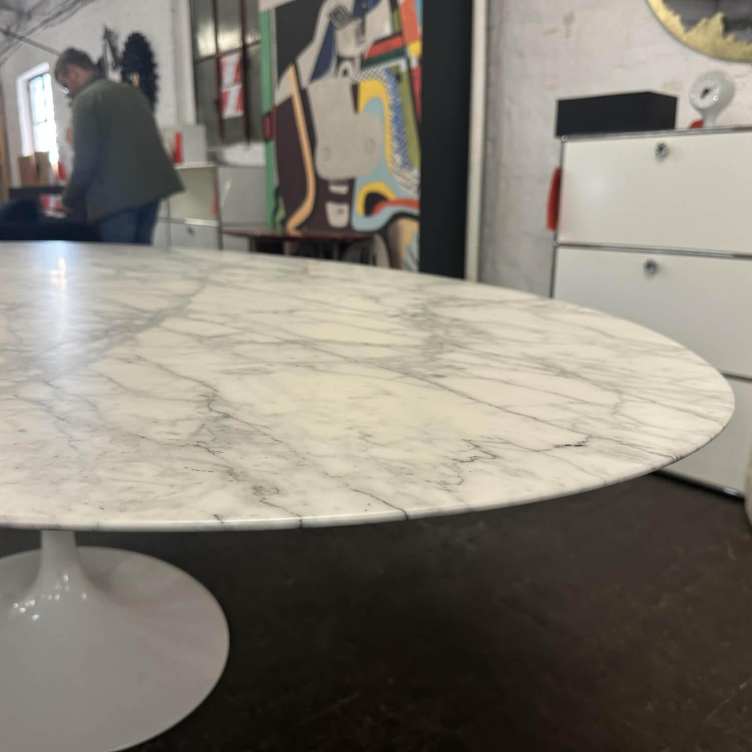 Knoll International - Tisch Saarinen Oval Platte Marmor Arabescato Weiß Gestell Aluminium Mit Rilsan Oberflächenbeschichtung - 6