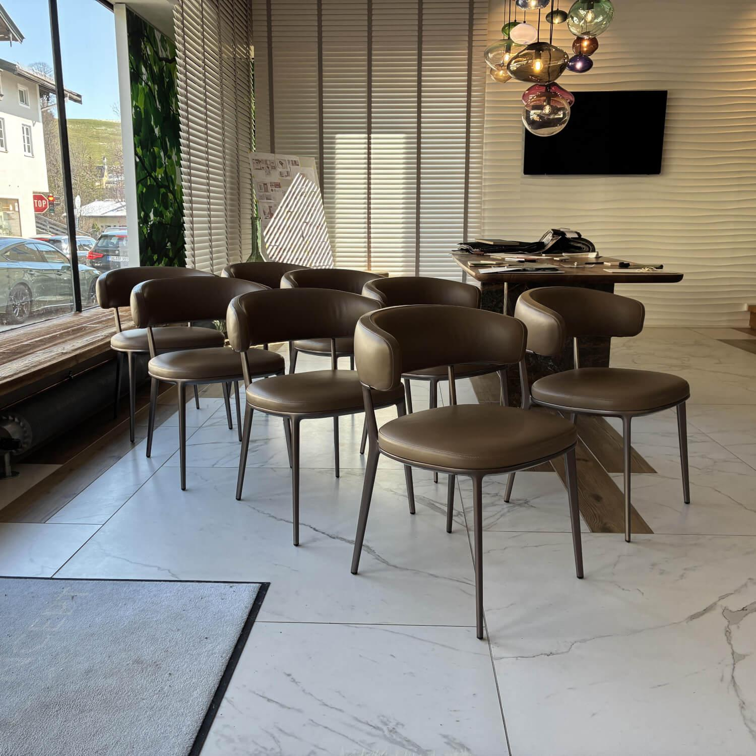 B&B Italia - 8er-Set Stuhl Caratos H73 Leder Gamma Tortora 1226280 Gestell Bernseteinfarben Lackiert - 2