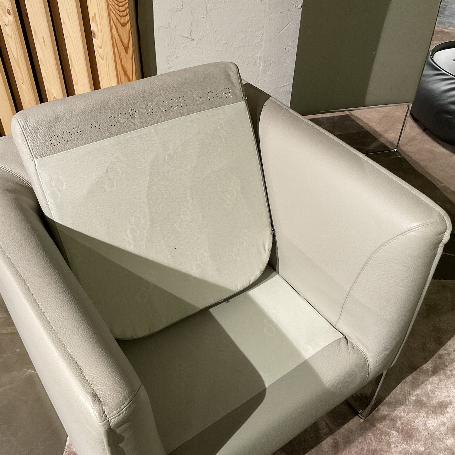 e0759bba5a822864499002497a38f5664e1a39db_Mell_Sessel_bodenfrei_aus_Leder_in_Platinum_024104406_007