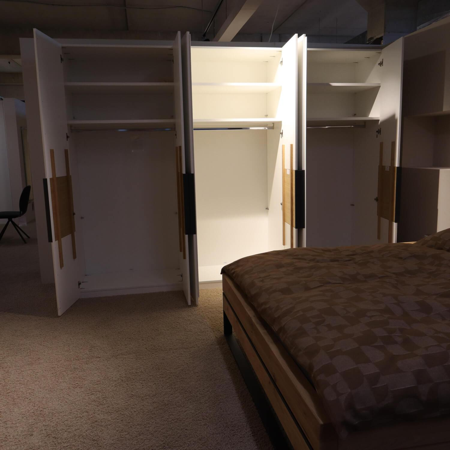 Contur - Schlafzimmer Acerra C Wildeiche Massiv Mit Bett Kommode 2 Nachttischen Und Kleiderschrank - 10