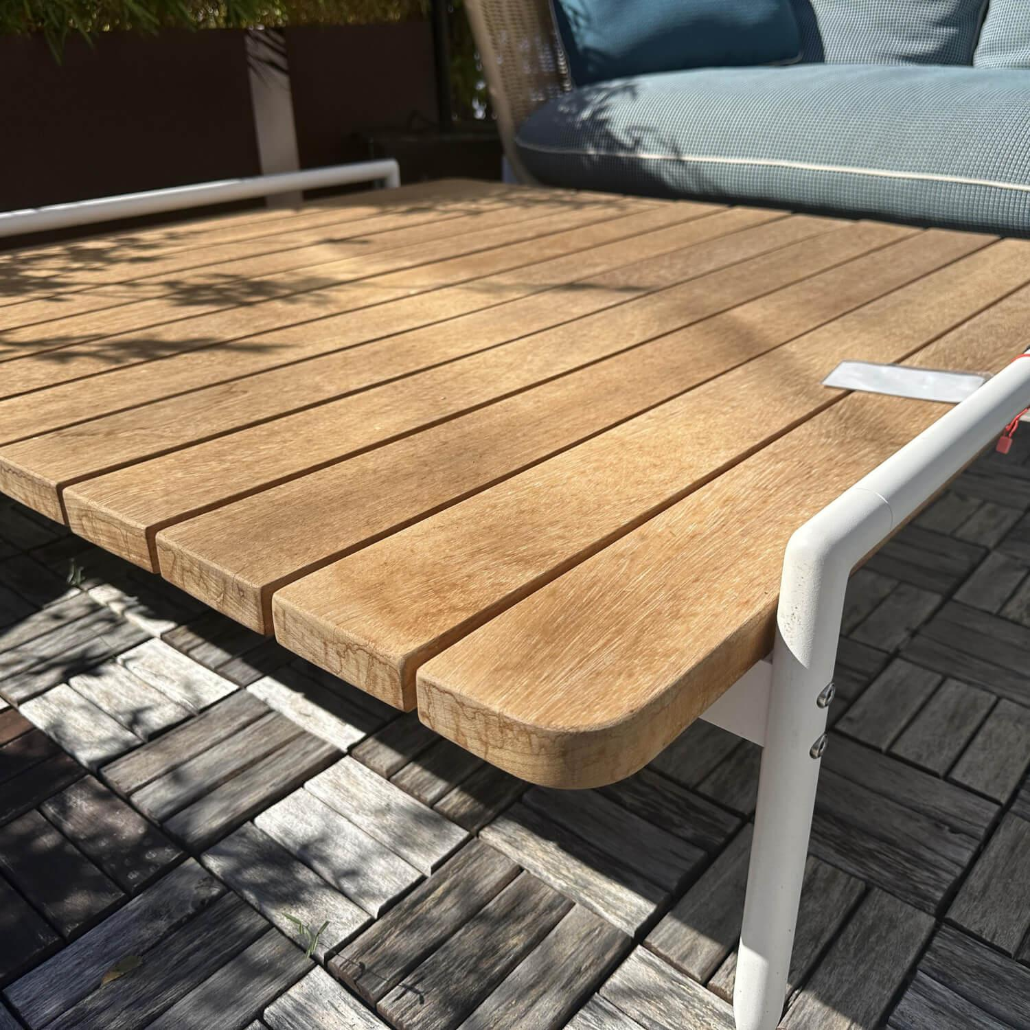 Cassina - Outdoor Couchtisch Esosoft 583 Platte Iroko Massiv Gestell Metall Weiß Lackiert Inklusive Wetterschutzhülle - 2