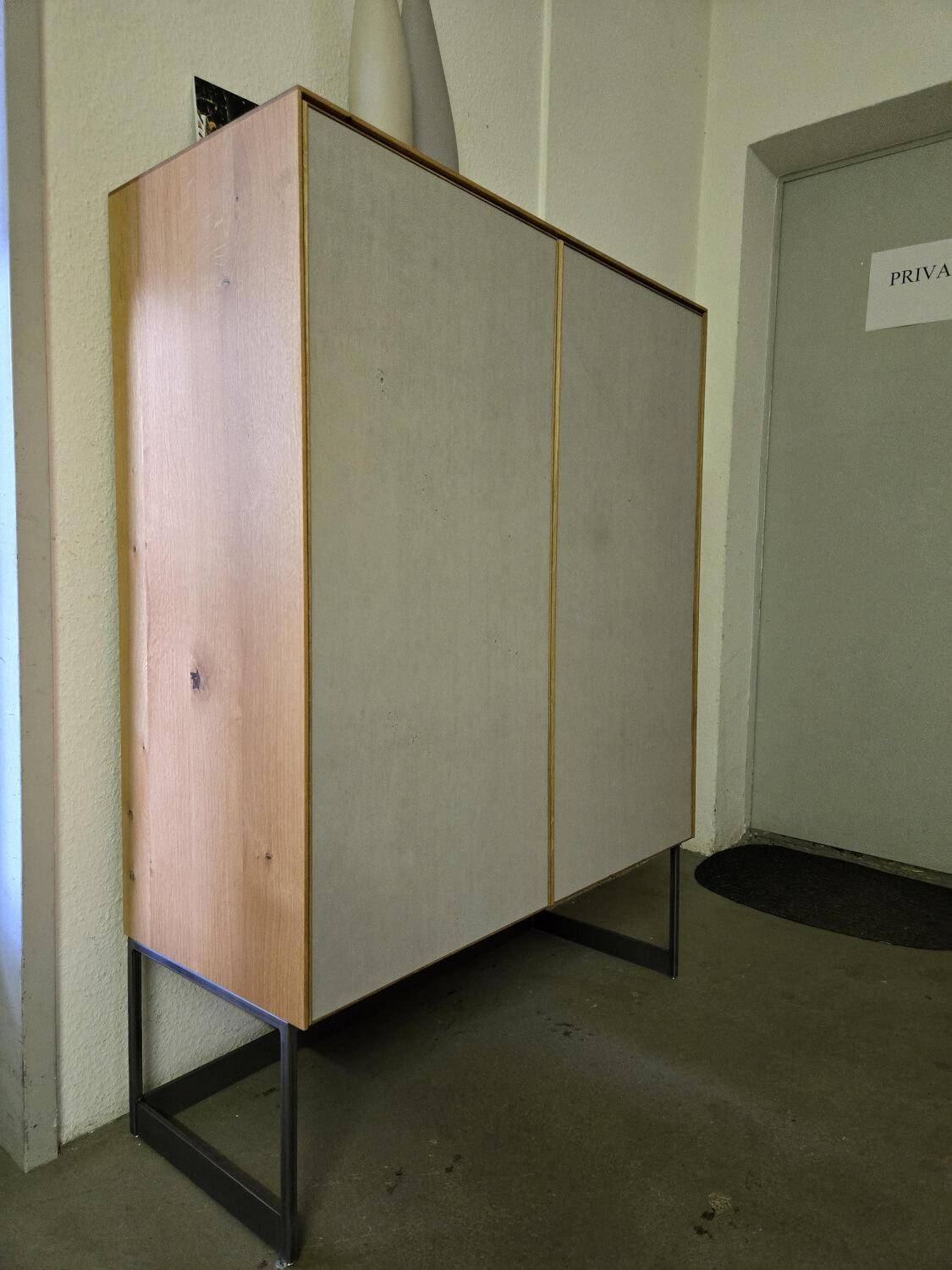 Scholtissek - Schrank Alleskönner Korpus Knorrige Eiche Puro Geölt Front Betonoptik Grau Gestell Rohstahl Schwarz Lackiert - 2