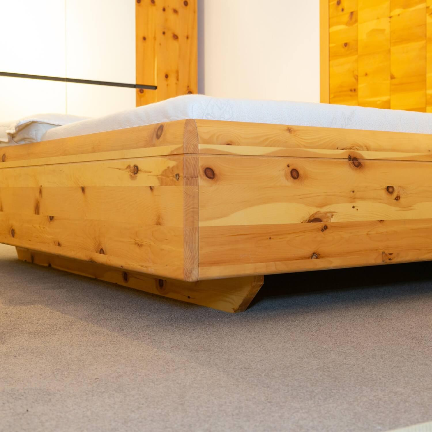 Komplettes Schlafzimmer Zirbenholz Mit Doppelbett Inklusive Matratzen Drehtürenschrank Und 2 Nachttischen
