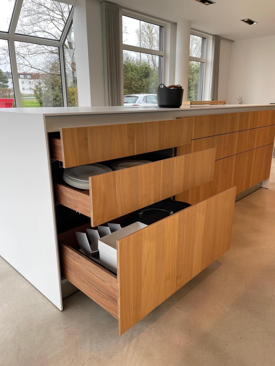 Küche b3 Monoblock 50 Nussbaum Einbauküche Luxus Nussbaum mit Gaggenau-Geräten