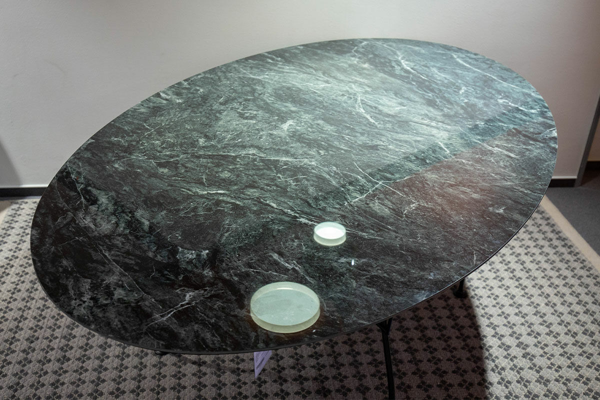 Kartell - Esstisch Glossy Tischplatte Feinsteinzeug Marmoroptik Grün Gestell Stahl Schwarz - 4