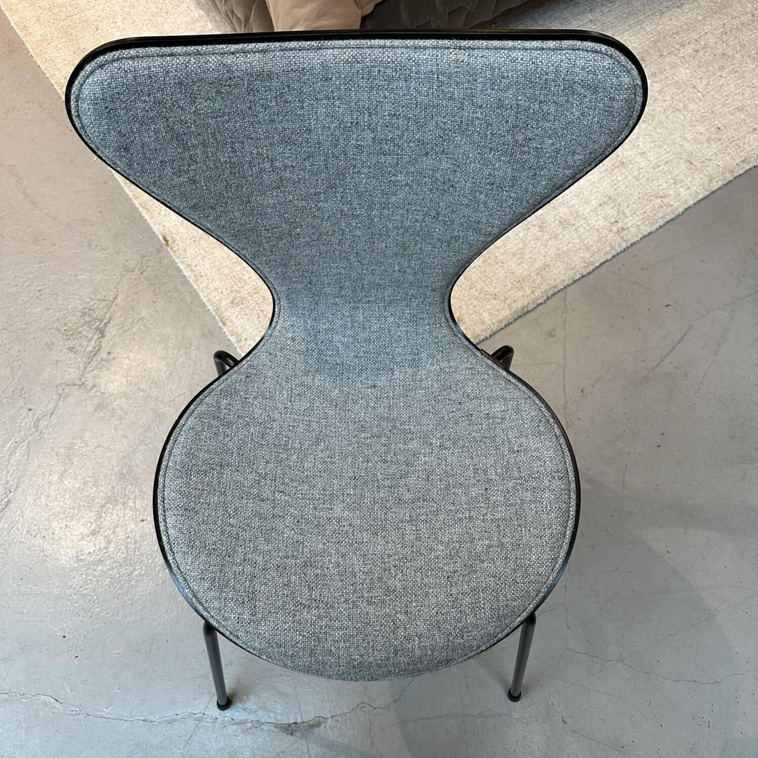 Fritz Hansen - Stuhl Die Serie 7 Stoff Hallingdal Grau 130 Rücken Esche Schwarz Gestell Metall 3107 Schwarz Pulverbeschichtet - 4