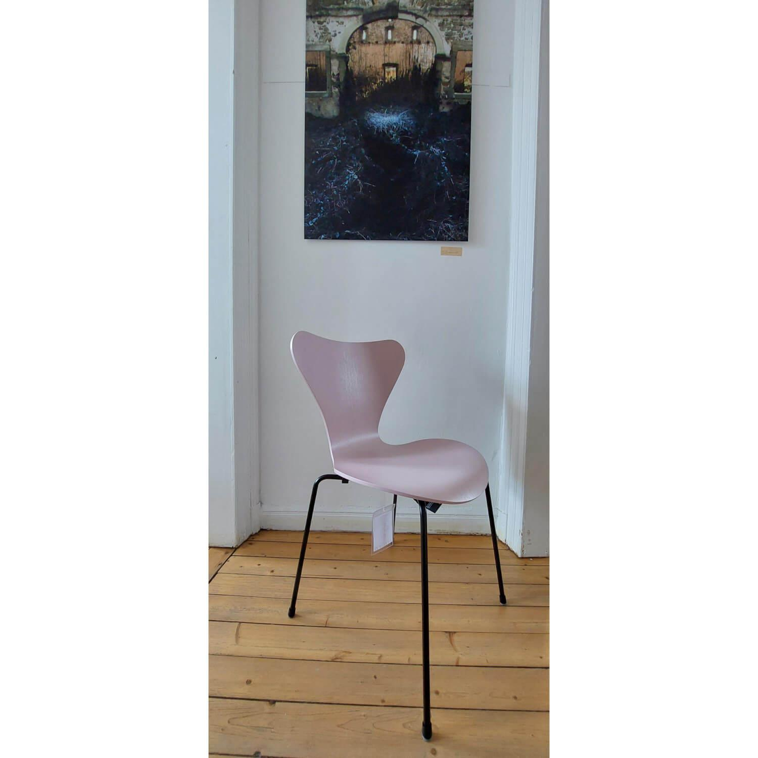 Fritz Hansen - Stuhlgruppe Modell 3107TM Serie 7 Sitzschale Messerfurnier Esche Gefärbt In Grau Rosa Rot Orange-Rot Gelb Und Blau Gestell Stahl Schwarz Stapelbar - 9