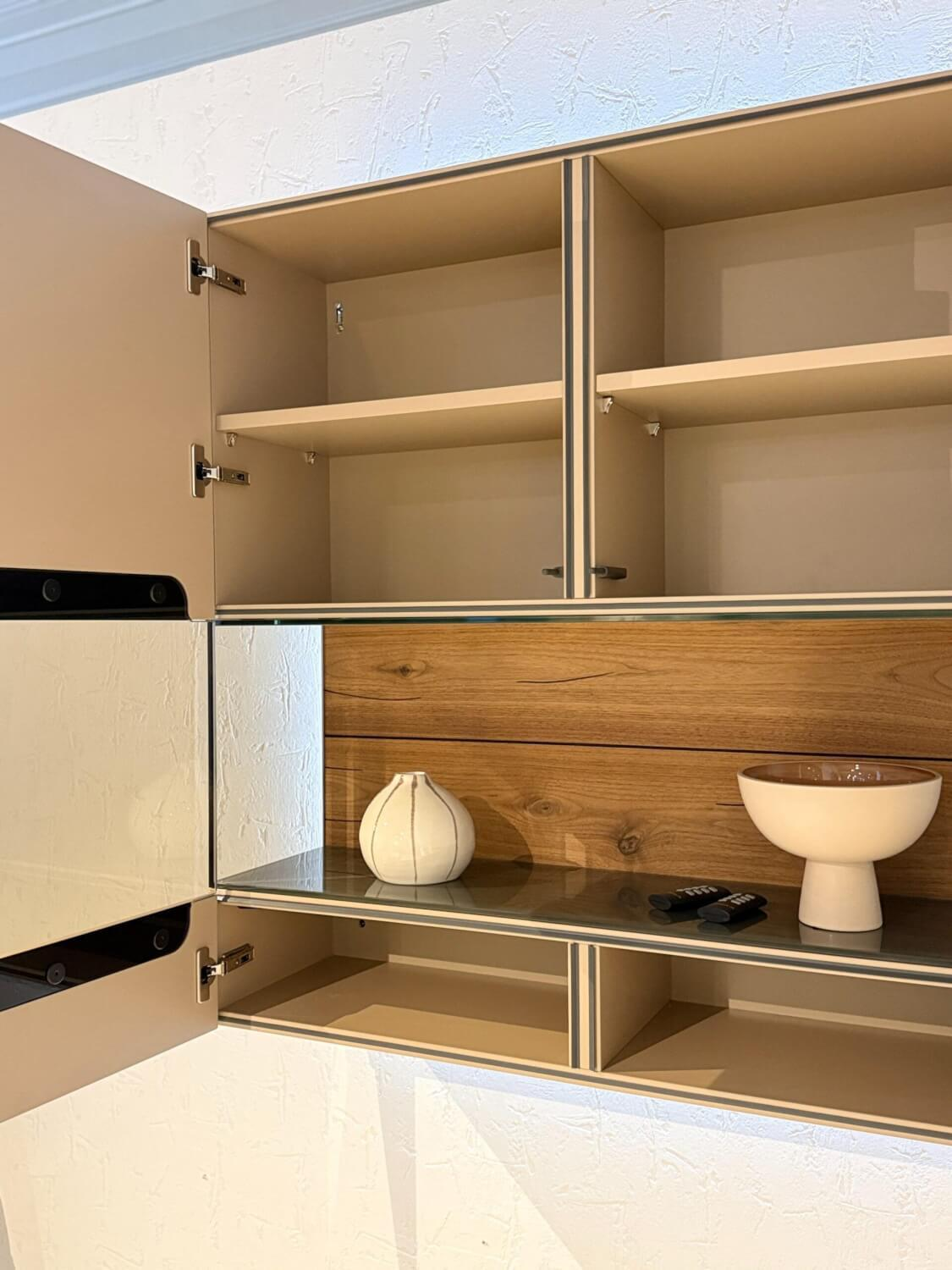 Hülsta - Hängevitrine Gentis Holz Lack Kernnussbaum mit zwei verglasten Türen - 2