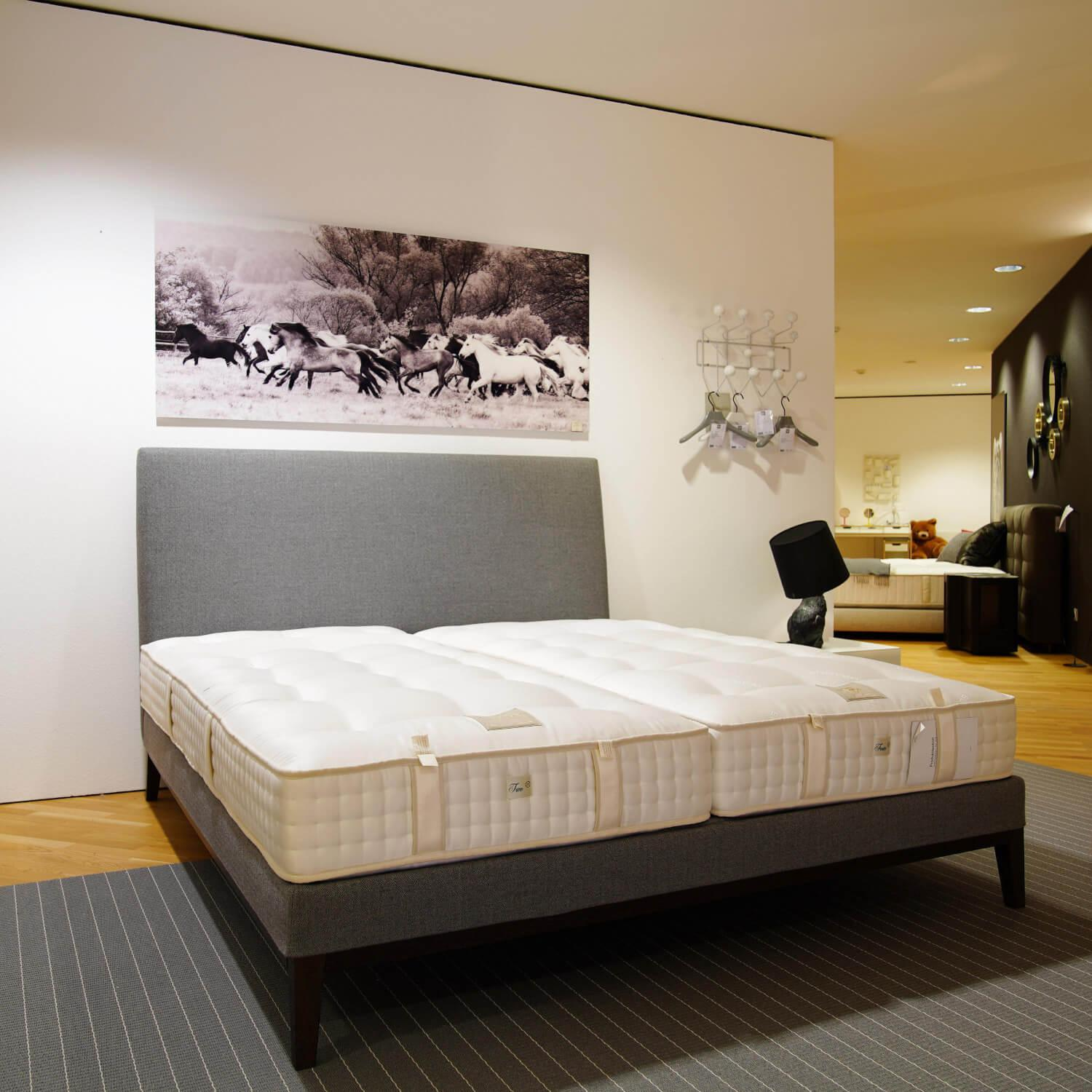 Schramm - Bett Zara 2B Stoff Yanis 1840 Grau Kopfteil Zara 2 ZF Stützfuß Schwarz Inklusive Matratzen Und Lattenrost - 4