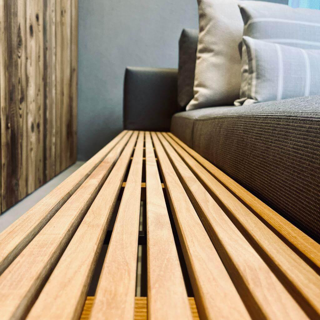 Gloster - Outdoorsofa Grid Lounge Stoff Cameron Granit Hellgrau Gestell Metall Meteor Ablage Holz Teak - 6