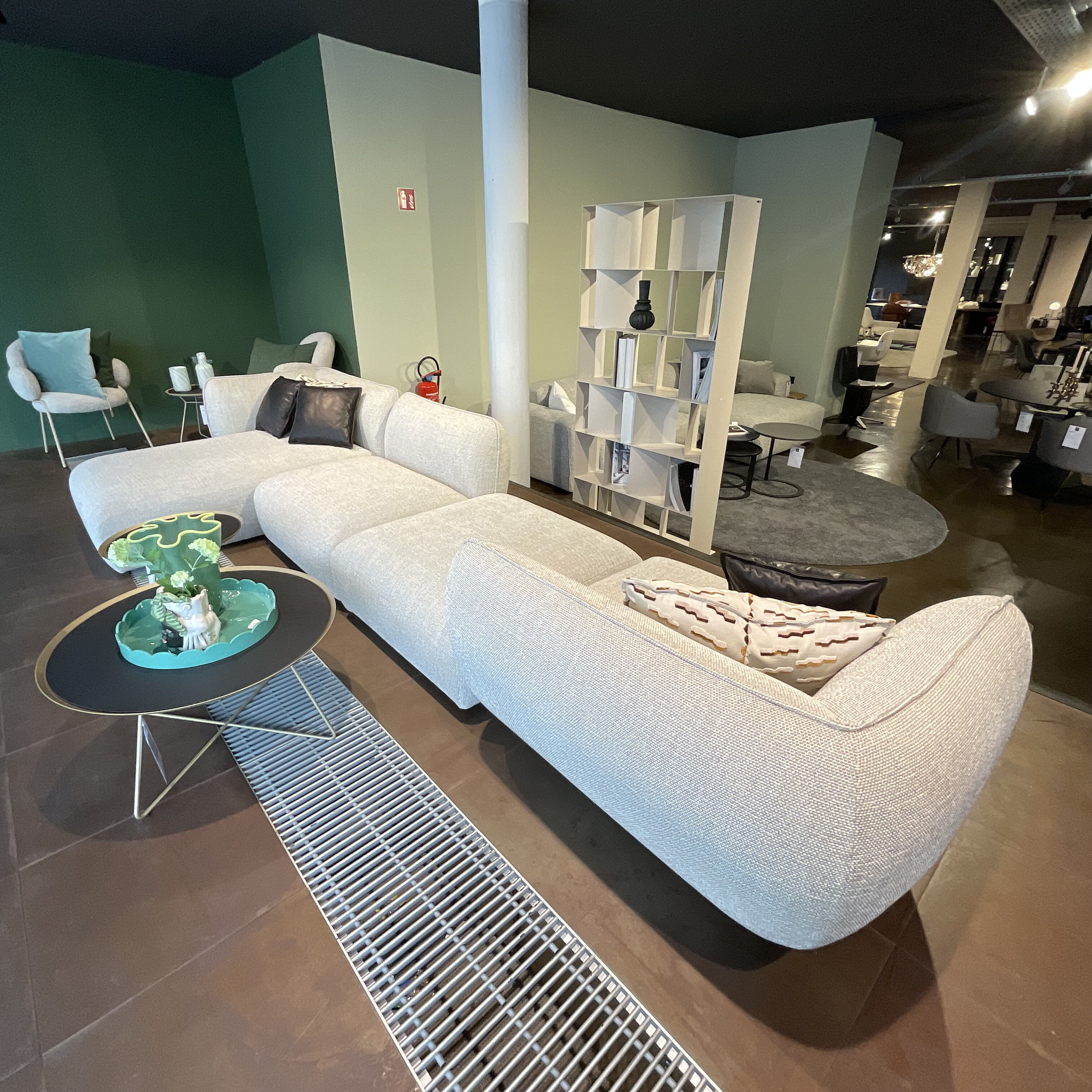 Freifrau - Sofa Mia Stoff Sahco Safire 0004 Hellgrau mit 5 Kissen - 3