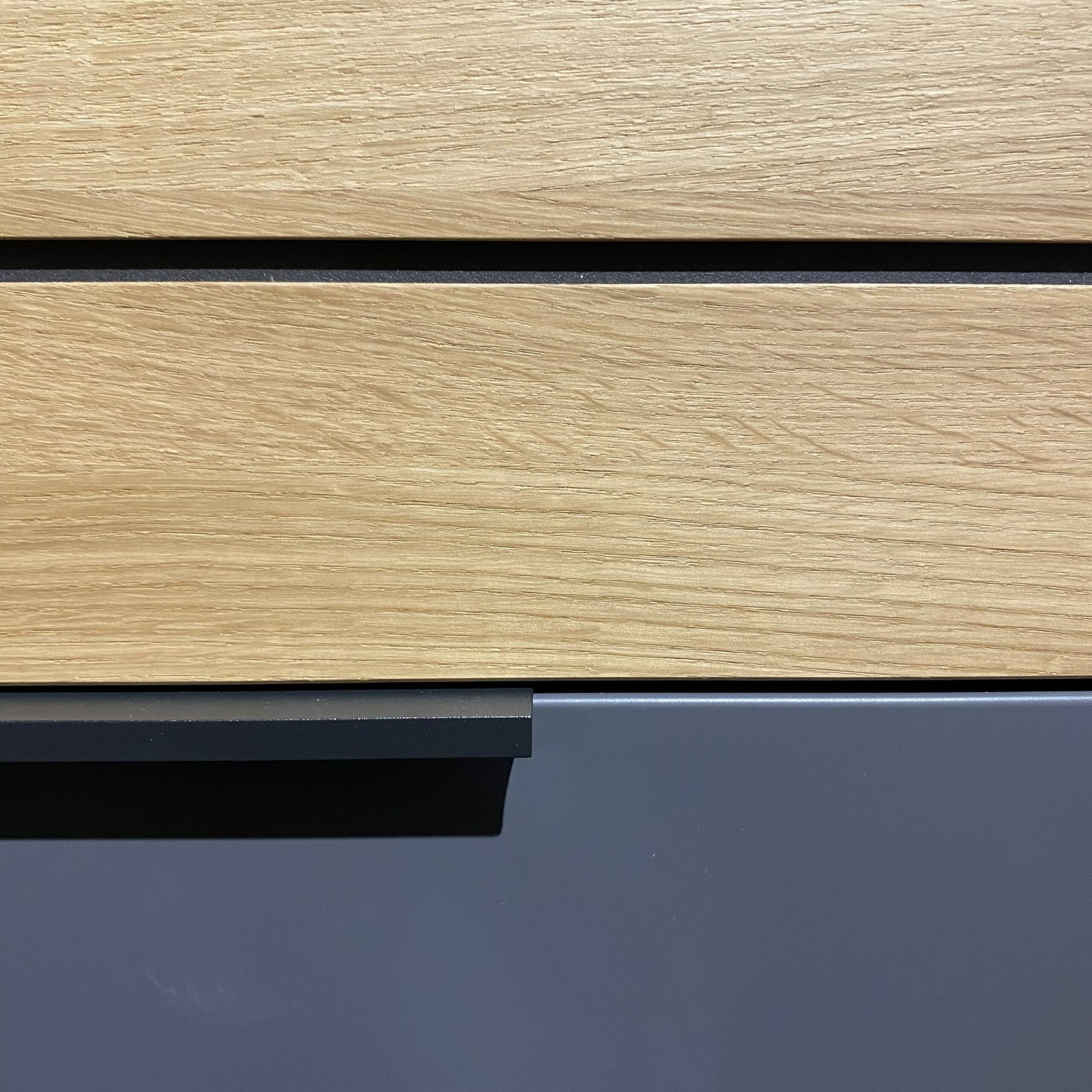 Wöstmann - Kommode Scottsdale Lack Graphitgrau Akzente Wildeiche Lamellen Griffe Metall Schwarz - 3