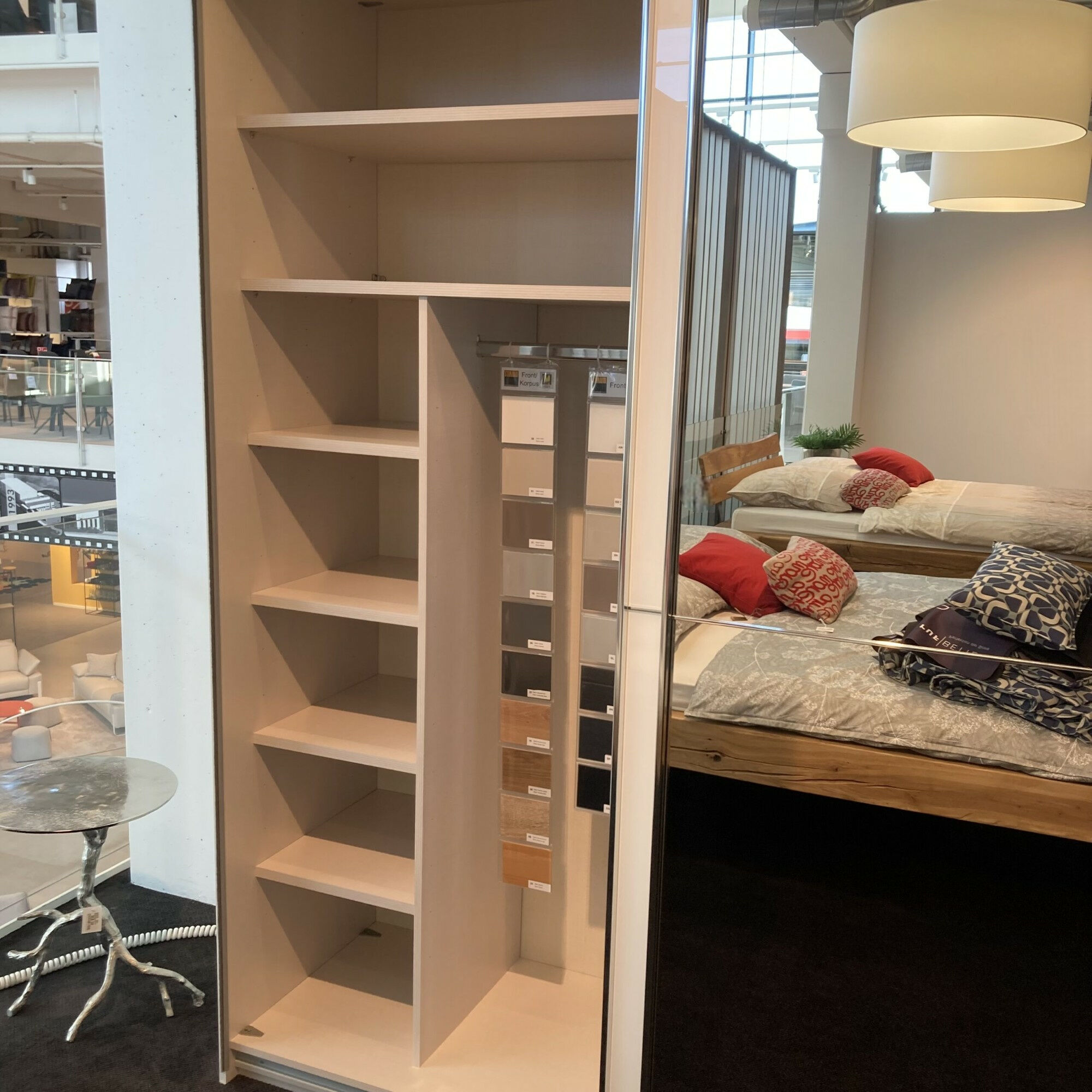 Staud - Schwebetürenschrank Armadio Korpus Dekor Weiß Front Lack Alpinweiß Weiß Glänzend Mit Kristallspiegel Griffe Chrom Inklusive LED Schrankbeleuchtung Fineline Chrom - 5