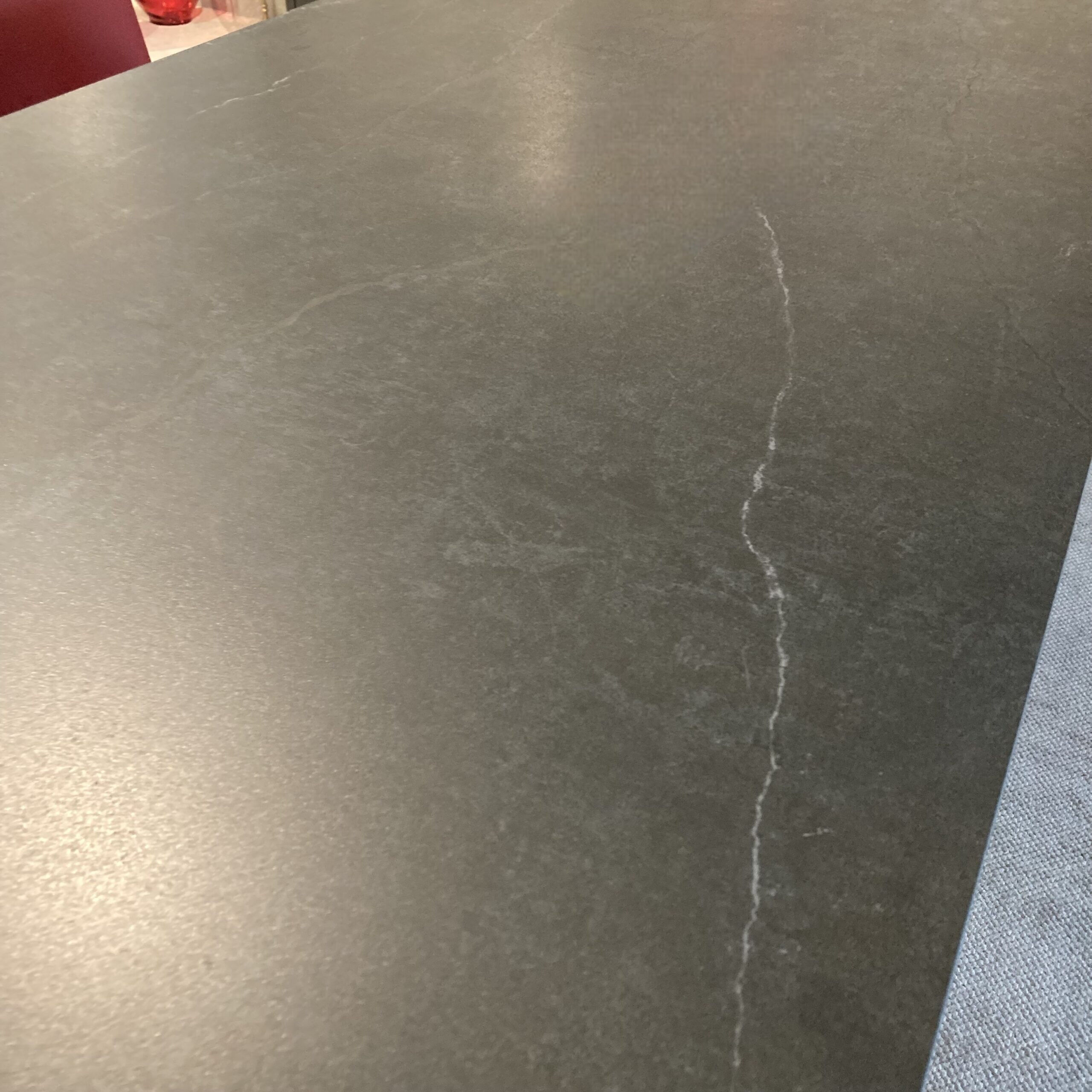 Willisau - Esstisch Prato Platte Keramik Dekton Laos Grau Gestell Aluminium Schwarz Gebürstet Mit Auszug - 2