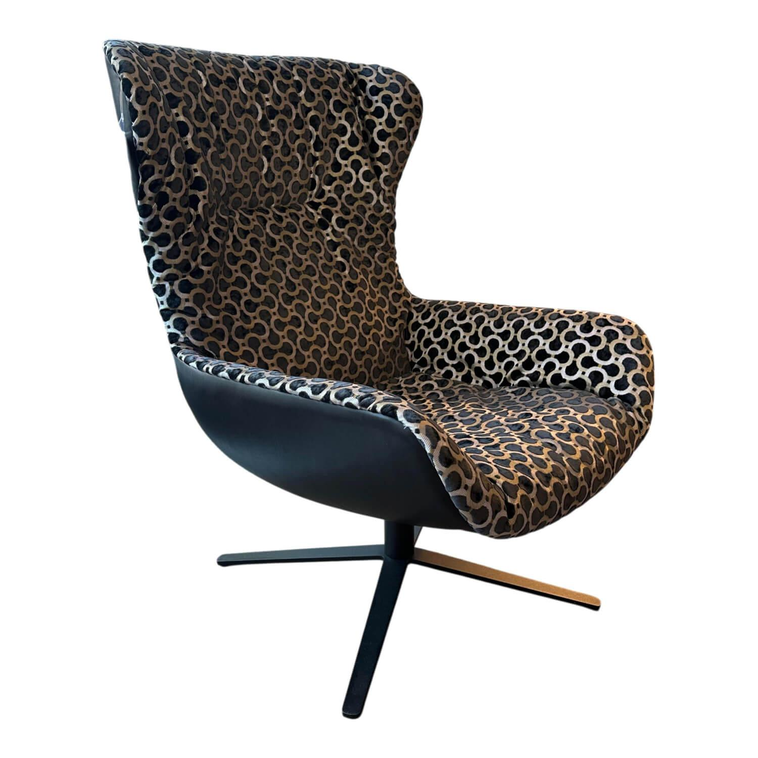 Freifrau - Sessel Leya Wingback Chair Innen Stoff Scarabeo 104 Charcoal Schwarz Beige Außen Leder Adora Ebony Schwarz Gestell Kreuz Metall Schwarz - 1