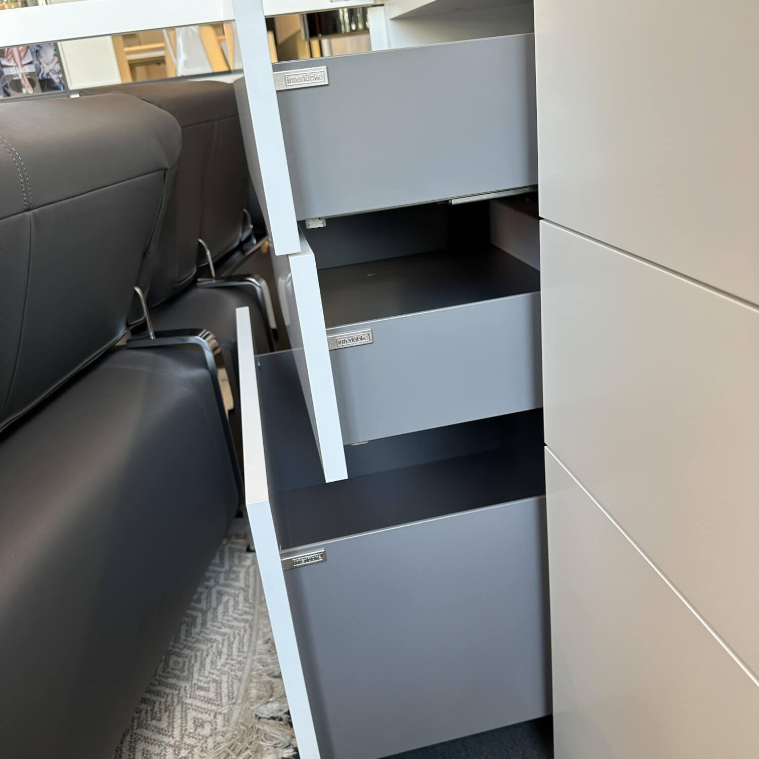 Interlübke - Highboard Just Cube Lack Schneeweiß M03 Weiß  Mit Vitrinenelement Glas Optiwhite Inklusive Beleuchtung Ohne Deko - 2