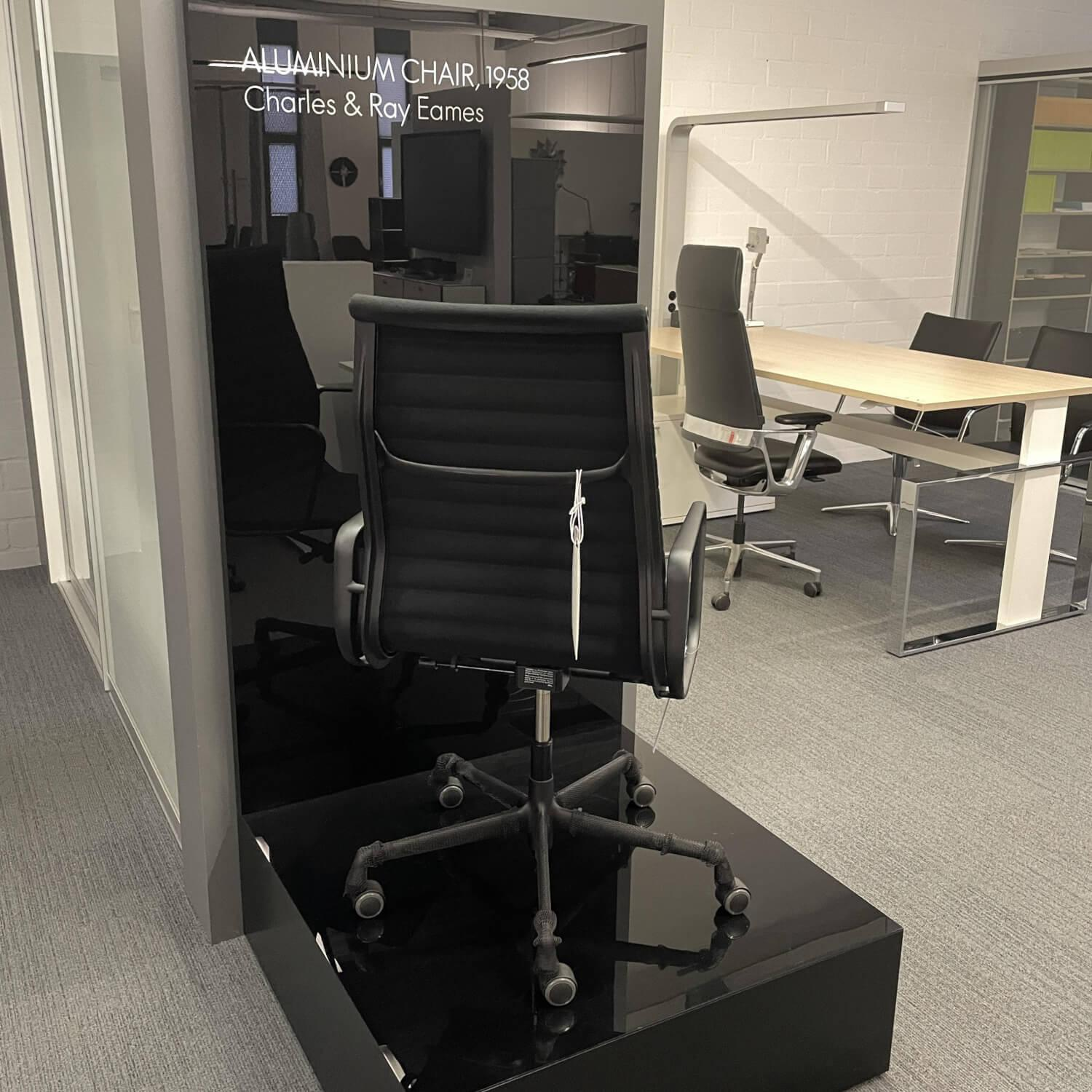 Vitra - Bürodrehsessel Aluminium Chair EA 119 Mit Armlehnen Und Rückneigemechnanik Hopsak Nero - 2