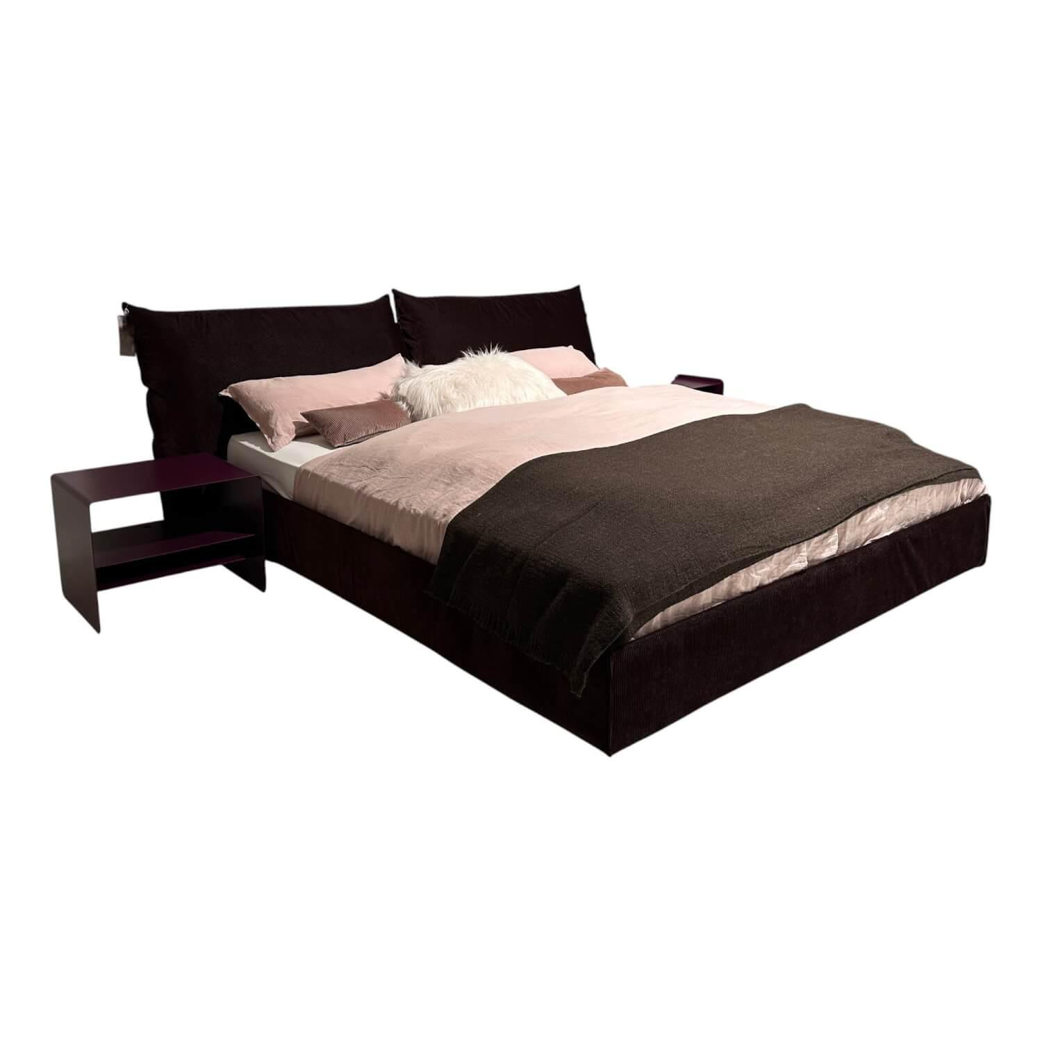 Möller Design - Bettanlage MD 13 Rose Stoff Charmelle Cord 103 Aubergine Violett Holzfuß Inklusive Beistelltisch Und Metallcontainer - 1