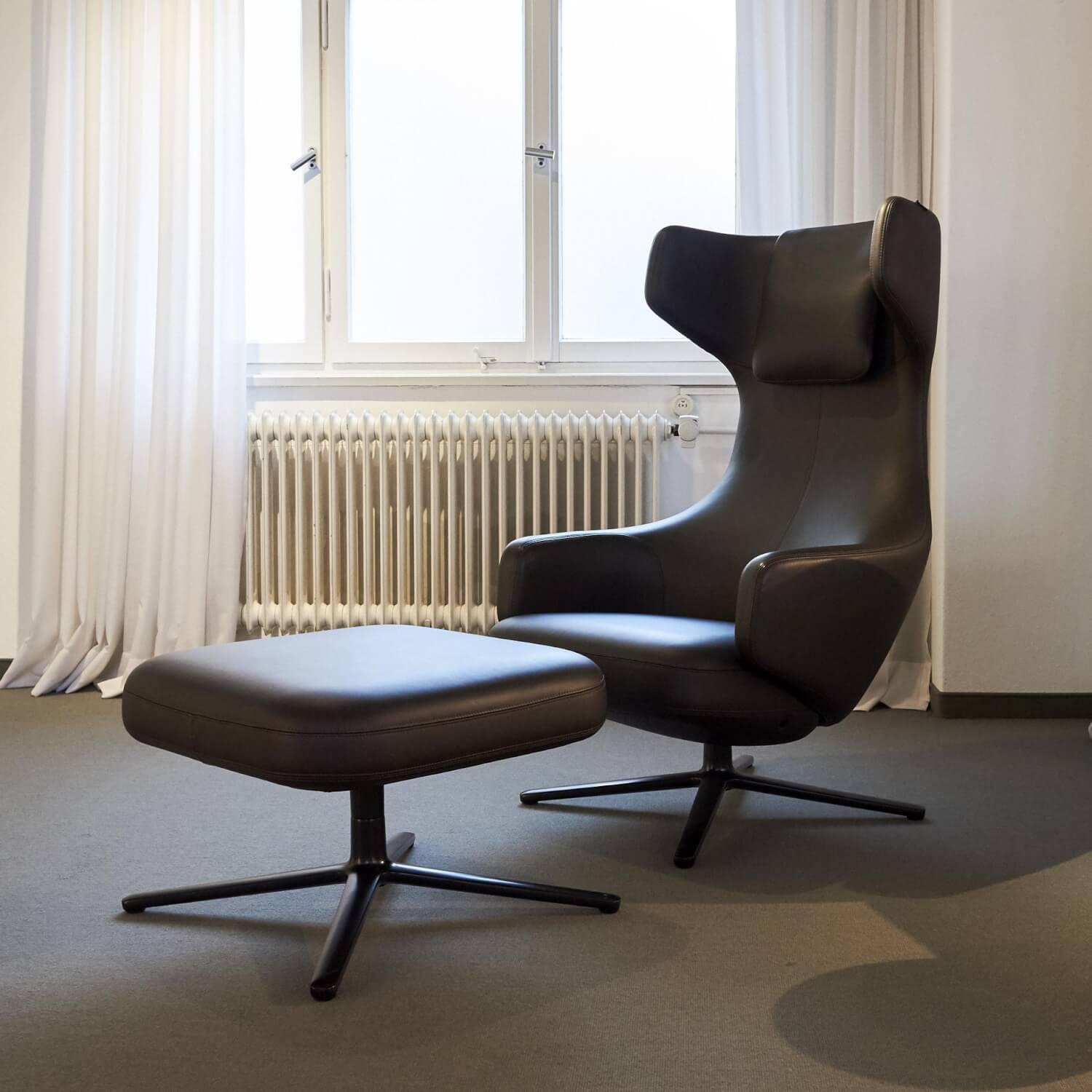 Vitra - Sessel Grand Repos Leder Premium Braun 77 Gestell Basic Dark mit Ottoman - 4