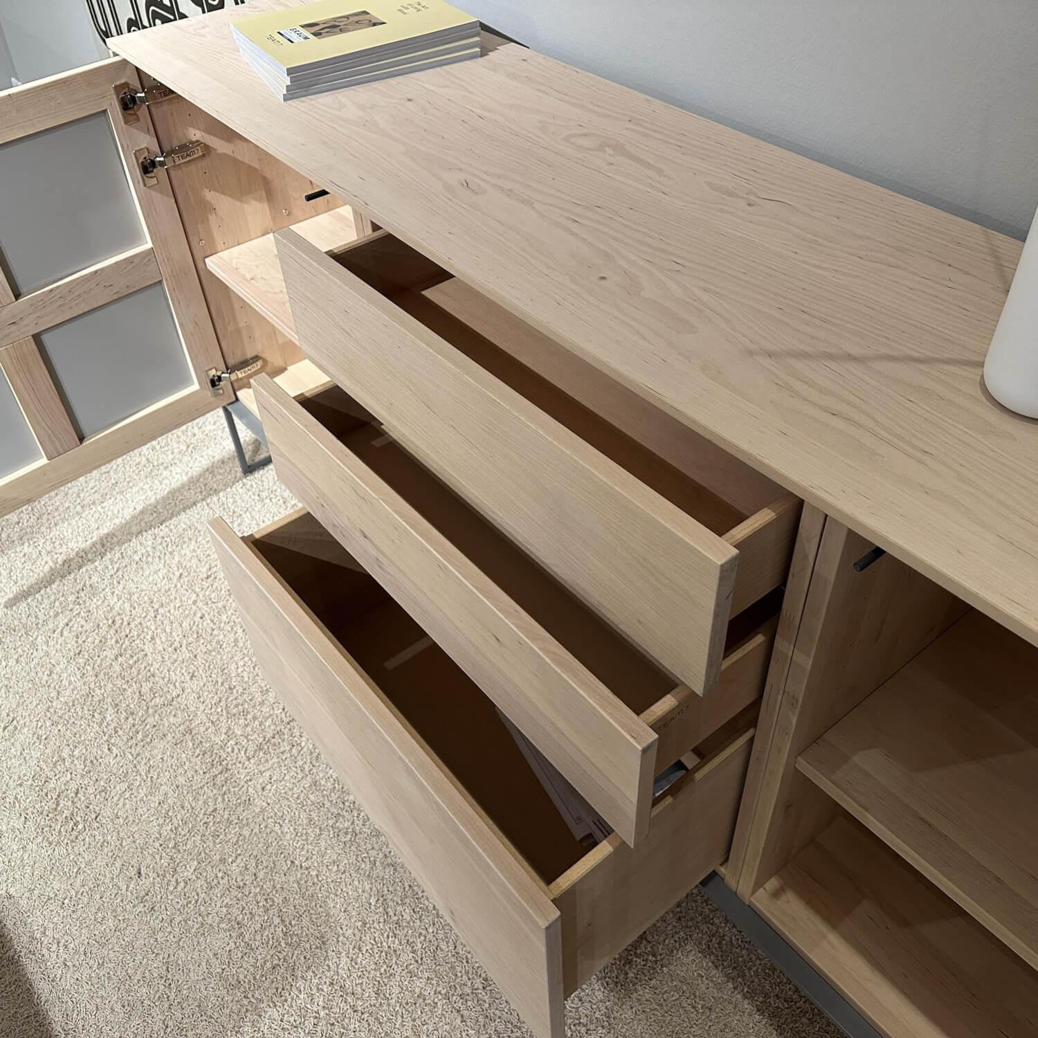 Team 7 - Anrichte Filigno AFG 24 819 4 Erle Massiv Weißöl Front Farbglas Hellgrau Grau Kufe Steingrau Pulverbeschichtet - 7