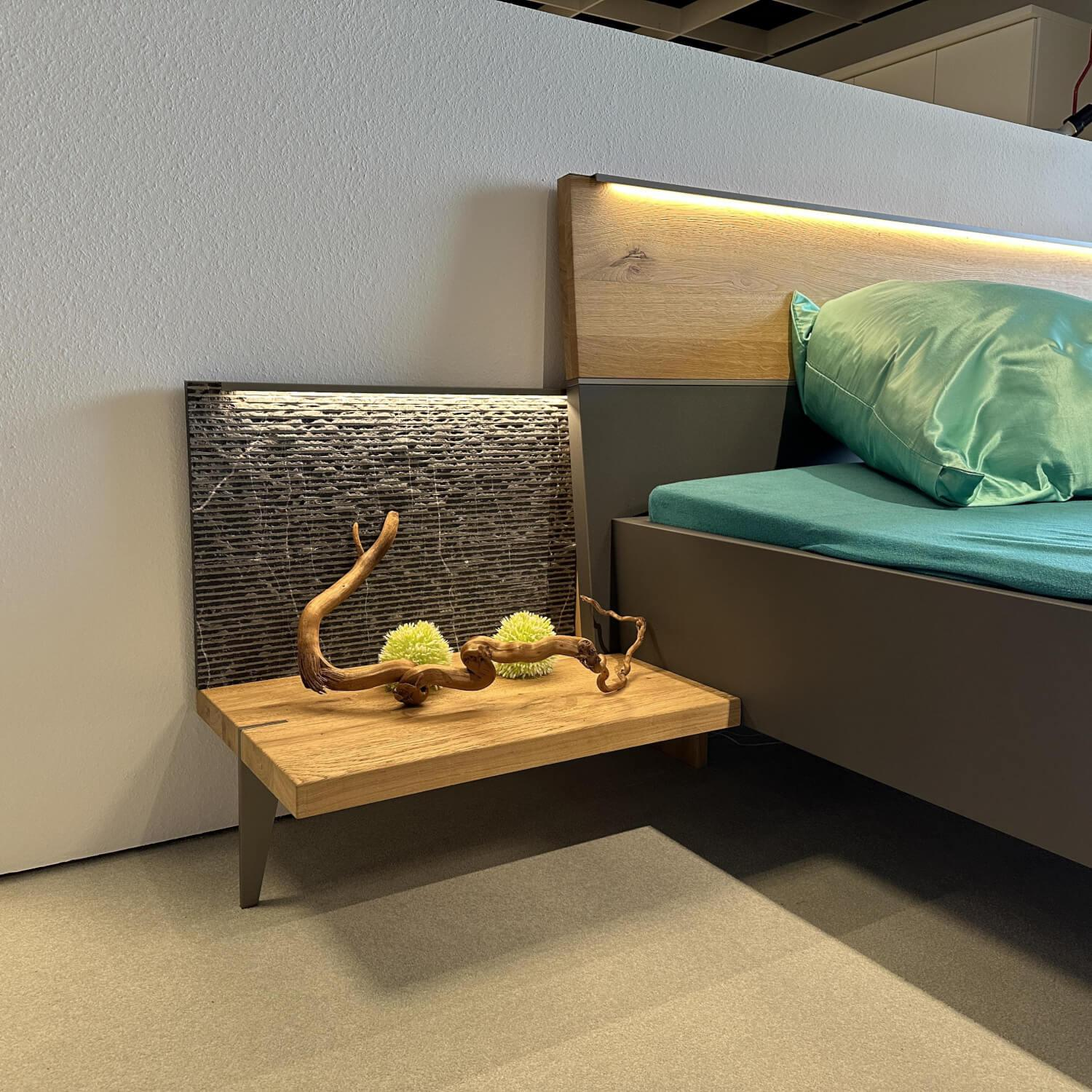 Thielemeyer - Schlafzimmer Milo Wildeiche Massiv Gebürstet Lack Graphit Akzent Naturstein Grau Füße Metall Titan Grau Mit Beleuchtung - 5