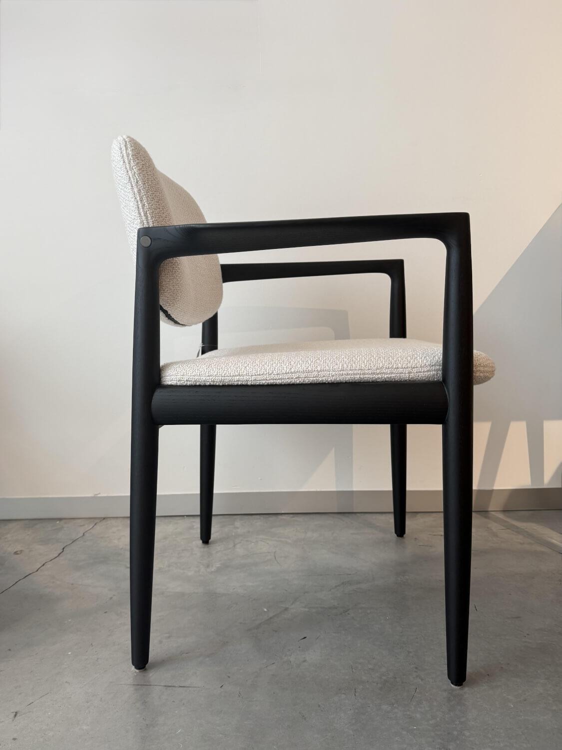 Minotti - 4er-Set Armlehnstuhl Yoko Stoff Tibet 01 Naturgewebe Gestell Massivholz Lakritz Offenporig Lackiert - 2