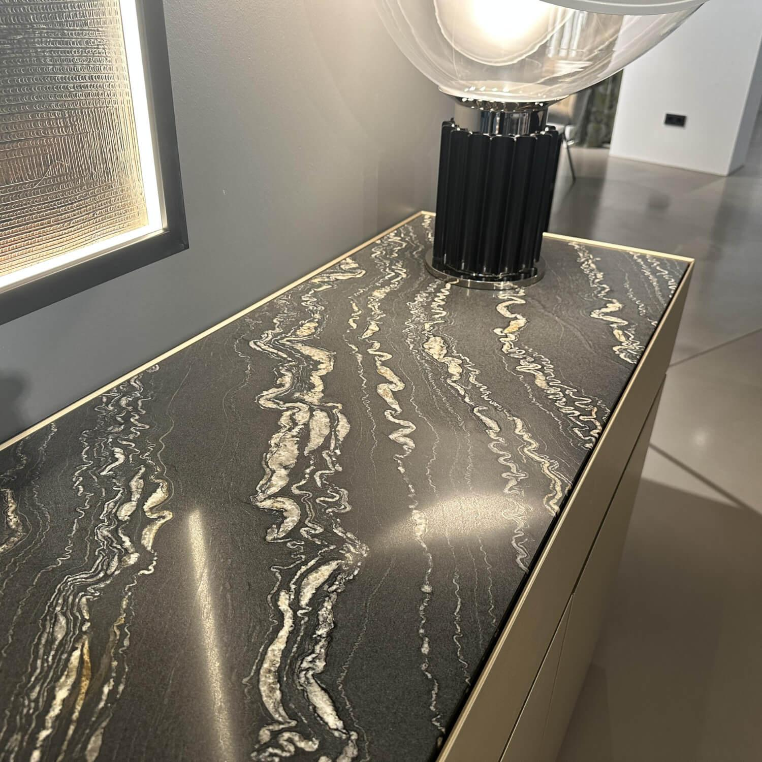 Interlübke - Sideboard Just Cube Cold Lack Gold Metallic M09 Gold Abdeckplatte Stein Quarz Tropical Storm 064 Schwarz Weiß - 4