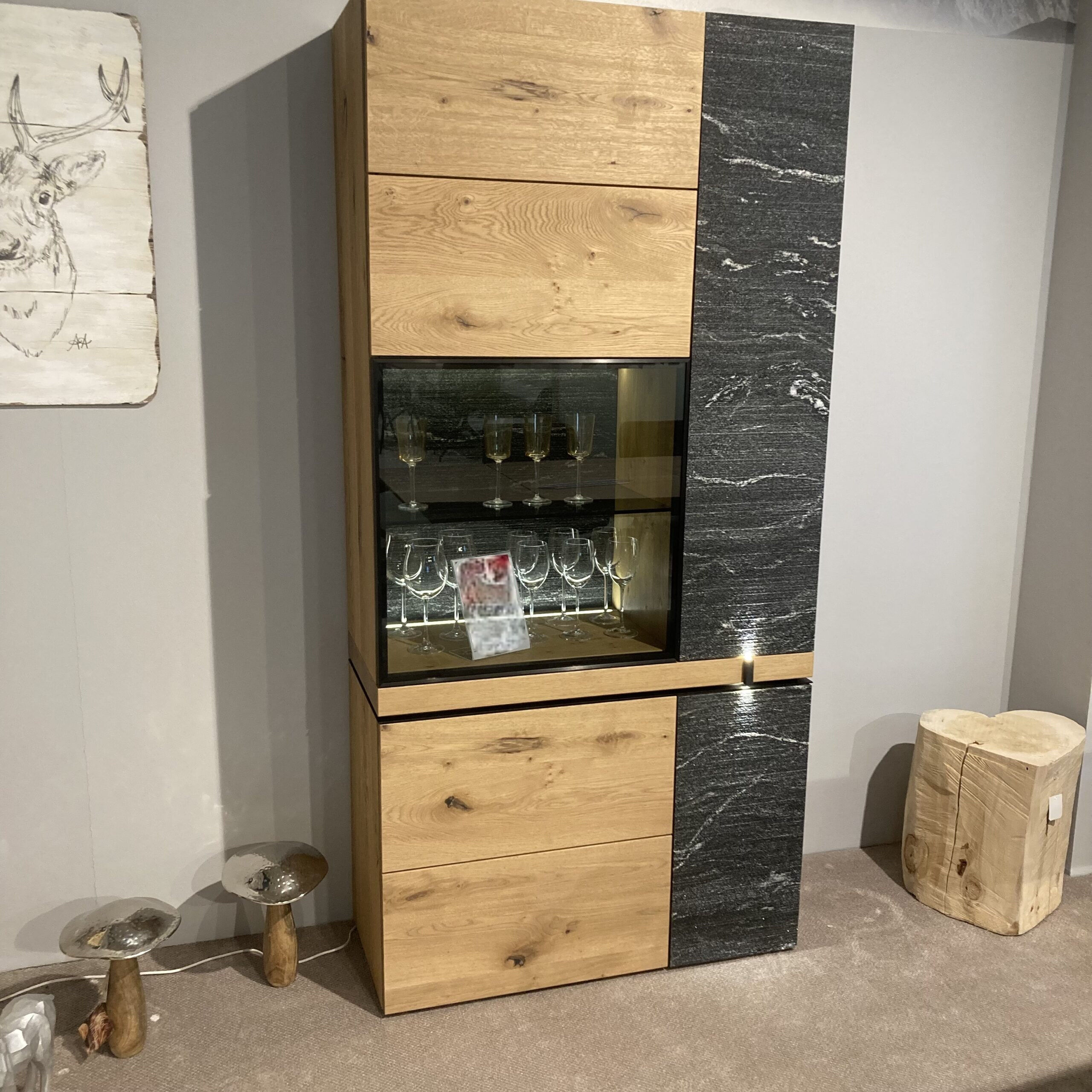 Voglauer - Vitrine V-Rock Alteiche Rustiko Steinakzent Mit Steinrückwand Und Beleuchtung - 2