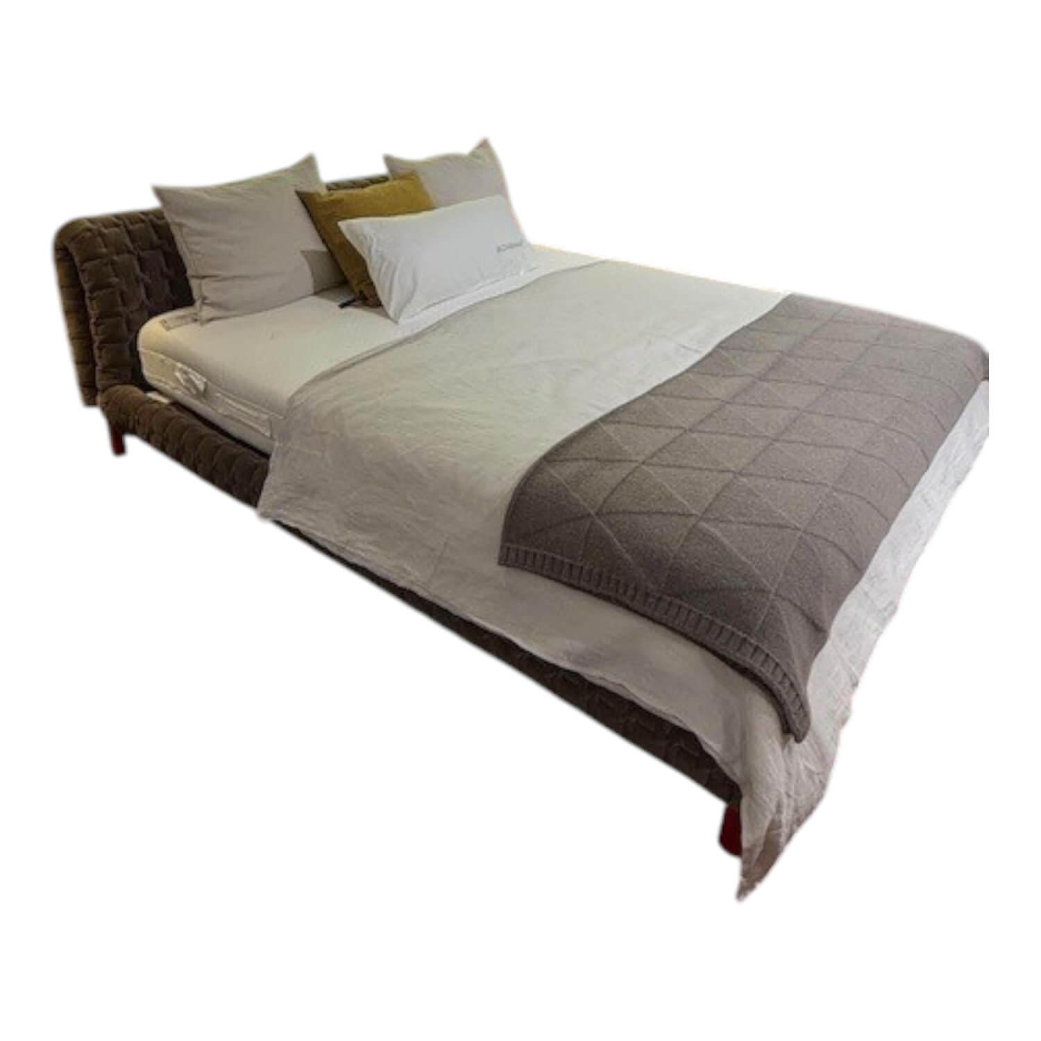 Ligne Roset - Bett Ruché Stoff Harald 3 Chamois 242 Braun Gestell Rot mit Hocker ohne Matratzen ohne Lattenrost - 1