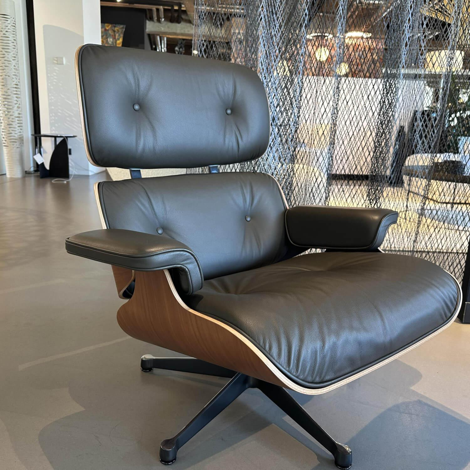Vitra - Sessel Lounge Chair Leder Premium Braun Schale Nussbaum Schwarz Pigmentiert Gestell Schwarz Poliert Mit Hocker - 2