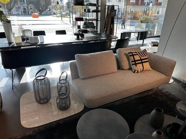 Wittmann - Sofa Andes Stoff G Fynn Grigio Grau Füße Messing Satin Matt Ablage Marmor Carrara White Weiß Mit Rückenkissen - 4