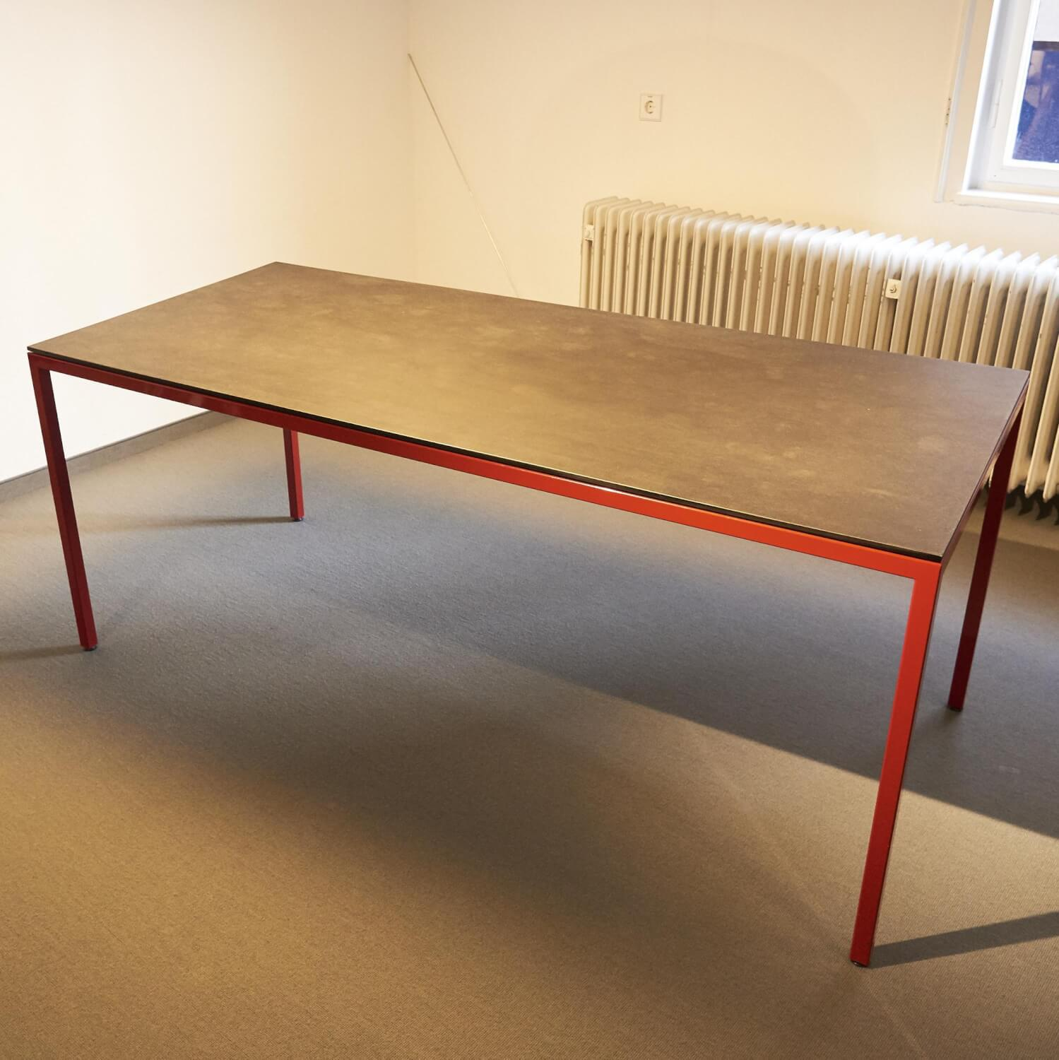 Tisch M 38 Platte Eternit Anthrazit Geölt Gestell Stahlrohr Pulverbeschichtet Rot
