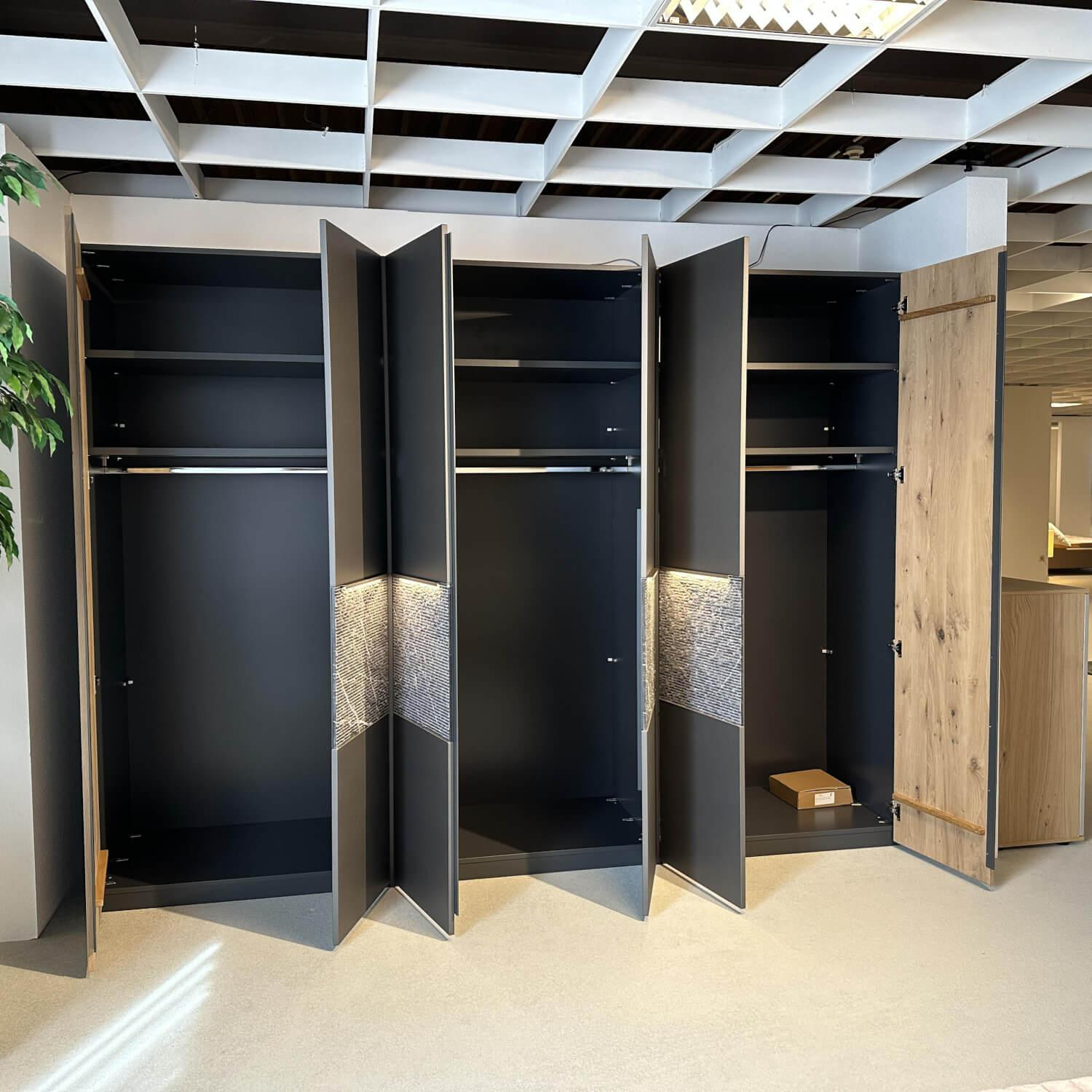 Thielemeyer - Schlafzimmer Milo Wildeiche Massiv Gebürstet Lack Graphit Akzent Naturstein Grau Füße Metall Titan Grau Mit Beleuchtung - 9