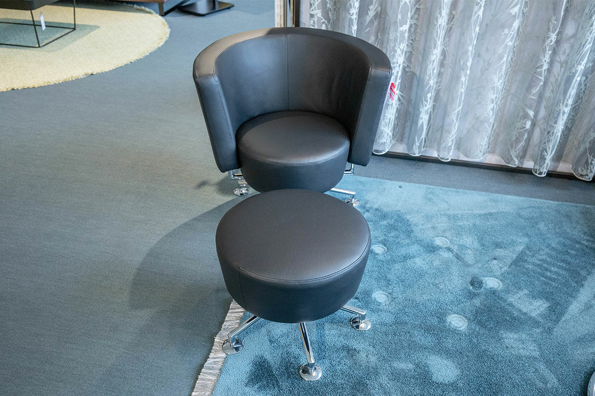 COR - Sessel Circo Leder Napoli Schwarz Gestell Chrom mit Hocker - 3