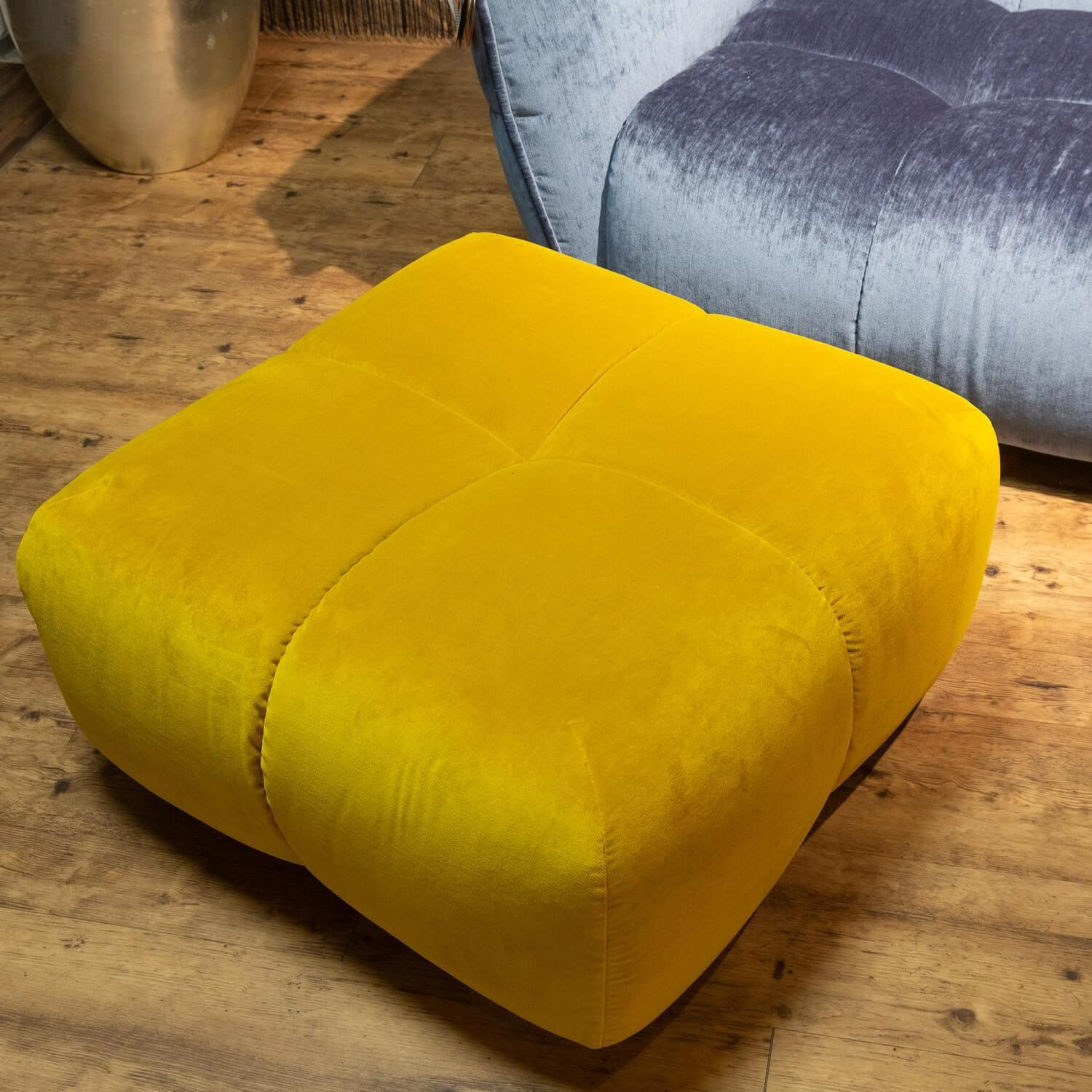 Raum.Freunde - Sofa 3 Sitzer CRF HEDDA Stoff Chenille Elyot 11 Dark Blue Dunkelblau Füße Nr 37 Schwarz Mit Hocker Stoff Aqua Clean Velvy 5 Yellow Gelb - 7