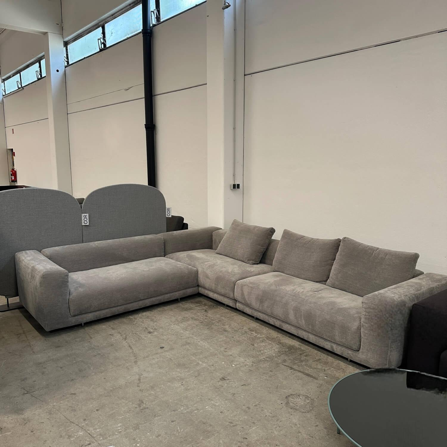 COR - Ecksofa Moss Stoff 8142 Paspel 13 Grau Füße Verchromt Inklusive Rückenkissen - 9